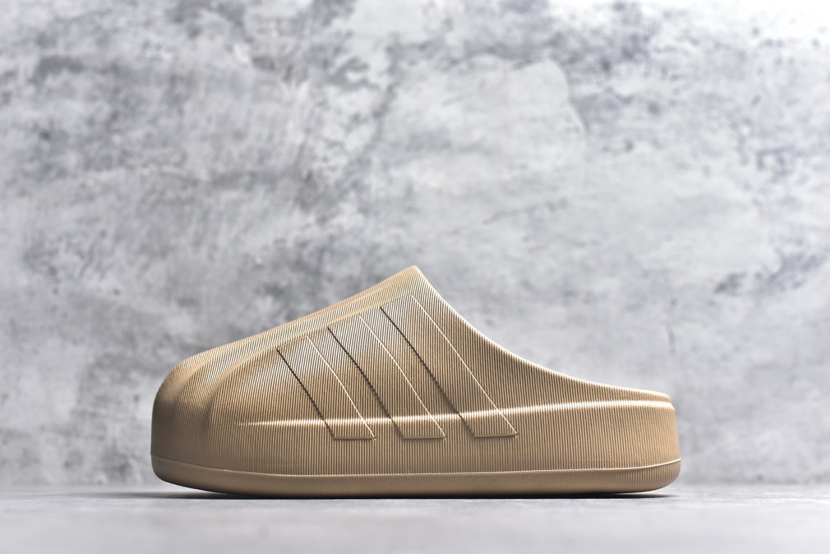 #adiFOM Superstar MULE 贝壳头版一脚蹬半拖鸭掌鞋半拖 重金购入原鞋及原档案磨具生产指令开发 鞋头部位凹凸有致 横向大面积波浪纹理 后跟Logo 凹凸明显 轮廓分明 描漆定位精准 公整无偏差不溢出 LOGO内侧钢印清晰工整 原厂磨具全鞋无多余毛边 同源公司EVA粒子环保塑料 原厂指令配方 无任何异味 弹性卡色均保持原鞋一致 匠心打造 鞋口弧度大小 鞋面色泽质感同步原鞋 LOGO内侧钢印清晰工整 中底部分带原厂钢印编号 原厂Ortholite欧斯莱鞋垫 区别掉渣海玻璃鞋垫 吸汗防臭的效果无法相提并论 原厂定制原标 同比ZP 符合人体设计 产品基于标志性 Superstar 鞋款轮廓的同时 利用可再生的甘蔗加工物材料制成一体式泡沫鞋身 无鞋带设计更加方便穿脱 点睛之笔在于标志性的三道杠出现在鞋子的两侧 鞋跟贴片上饰有品牌标志性的三叶草压花 偏小一码 尺码：36-45-选品中心