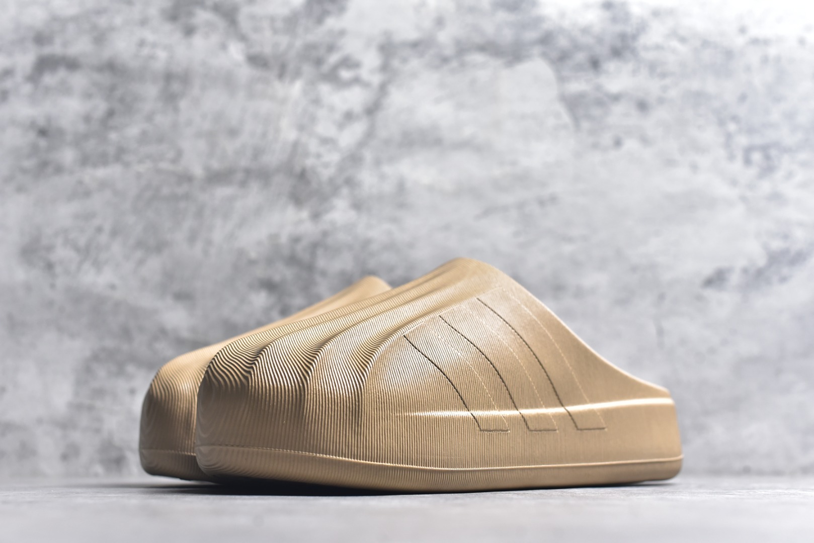 图片[2]-#adiFOM Superstar MULE 贝壳头版一脚蹬半拖鸭掌鞋半拖 重金购入原鞋及原档案磨具生产指令开发 鞋头部位凹凸有致 横向大面积波浪纹理 后跟Logo 凹凸明显 轮廓分明 描漆定位精准 公整无偏差不溢出 LOGO内侧钢印清晰工整 原厂磨具全鞋无多余毛边 同源公司EVA粒子环保塑料 原厂指令配方 无任何异味 弹性卡色均保持原鞋一致 匠心打造 鞋口弧度大小 鞋面色泽质感同步原鞋 LOGO内侧钢印清晰工整 中底部分带原厂钢印编号 原厂Ortholite欧斯莱鞋垫 区别掉渣海玻璃鞋垫 吸汗防臭的效果无法相提并论 原厂定制原标 同比ZP 符合人体设计 产品基于标志性 Superstar 鞋款轮廓的同时 利用可再生的甘蔗加工物材料制成一体式泡沫鞋身 无鞋带设计更加方便穿脱 点睛之笔在于标志性的三道杠出现在鞋子的两侧 鞋跟贴片上饰有品牌标志性的三叶草压花 偏小一码 尺码：36-45-选品中心