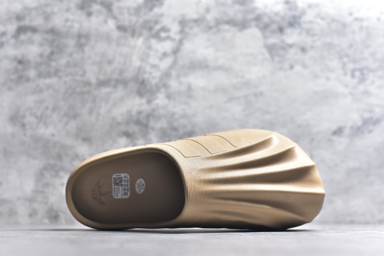 图片[4]-#adiFOM Superstar MULE 贝壳头版一脚蹬半拖鸭掌鞋半拖 重金购入原鞋及原档案磨具生产指令开发 鞋头部位凹凸有致 横向大面积波浪纹理 后跟Logo 凹凸明显 轮廓分明 描漆定位精准 公整无偏差不溢出 LOGO内侧钢印清晰工整 原厂磨具全鞋无多余毛边 同源公司EVA粒子环保塑料 原厂指令配方 无任何异味 弹性卡色均保持原鞋一致 匠心打造 鞋口弧度大小 鞋面色泽质感同步原鞋 LOGO内侧钢印清晰工整 中底部分带原厂钢印编号 原厂Ortholite欧斯莱鞋垫 区别掉渣海玻璃鞋垫 吸汗防臭的效果无法相提并论 原厂定制原标 同比ZP 符合人体设计 产品基于标志性 Superstar 鞋款轮廓的同时 利用可再生的甘蔗加工物材料制成一体式泡沫鞋身 无鞋带设计更加方便穿脱 点睛之笔在于标志性的三道杠出现在鞋子的两侧 鞋跟贴片上饰有品牌标志性的三叶草压花 偏小一码 尺码：36-45-选品中心