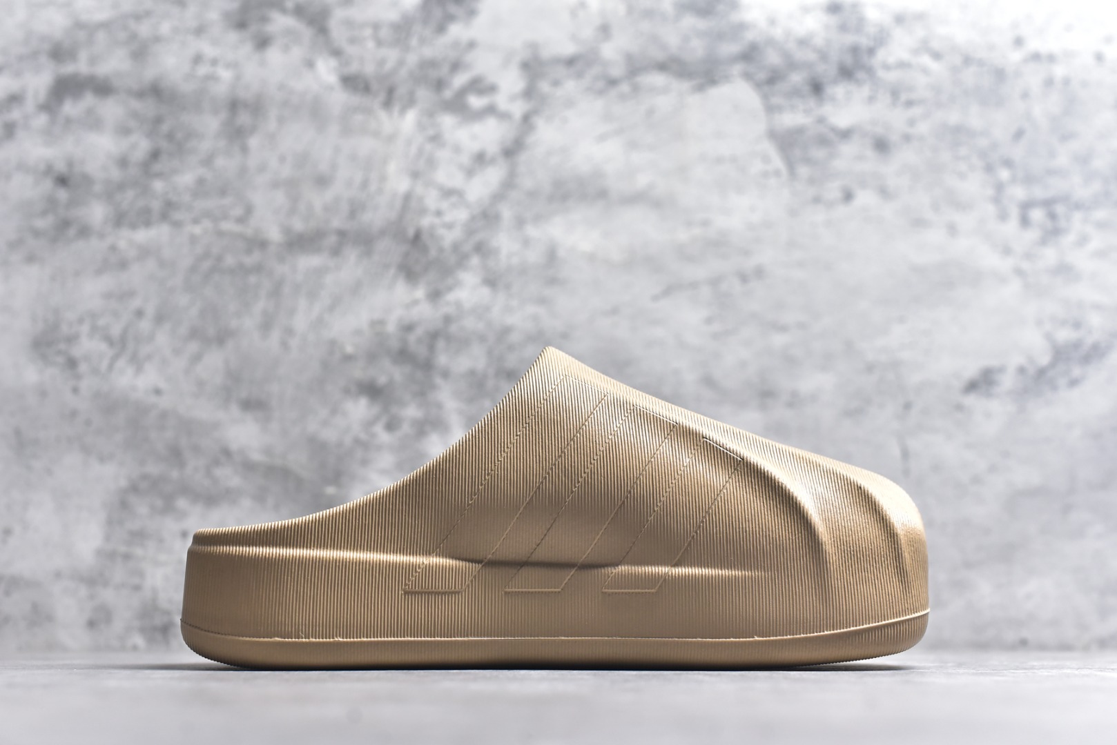 图片[3]-#adiFOM Superstar MULE 贝壳头版一脚蹬半拖鸭掌鞋半拖 重金购入原鞋及原档案磨具生产指令开发 鞋头部位凹凸有致 横向大面积波浪纹理 后跟Logo 凹凸明显 轮廓分明 描漆定位精准 公整无偏差不溢出 LOGO内侧钢印清晰工整 原厂磨具全鞋无多余毛边 同源公司EVA粒子环保塑料 原厂指令配方 无任何异味 弹性卡色均保持原鞋一致 匠心打造 鞋口弧度大小 鞋面色泽质感同步原鞋 LOGO内侧钢印清晰工整 中底部分带原厂钢印编号 原厂Ortholite欧斯莱鞋垫 区别掉渣海玻璃鞋垫 吸汗防臭的效果无法相提并论 原厂定制原标 同比ZP 符合人体设计 产品基于标志性 Superstar 鞋款轮廓的同时 利用可再生的甘蔗加工物材料制成一体式泡沫鞋身 无鞋带设计更加方便穿脱 点睛之笔在于标志性的三道杠出现在鞋子的两侧 鞋跟贴片上饰有品牌标志性的三叶草压花 偏小一码 尺码：36-45-选品中心