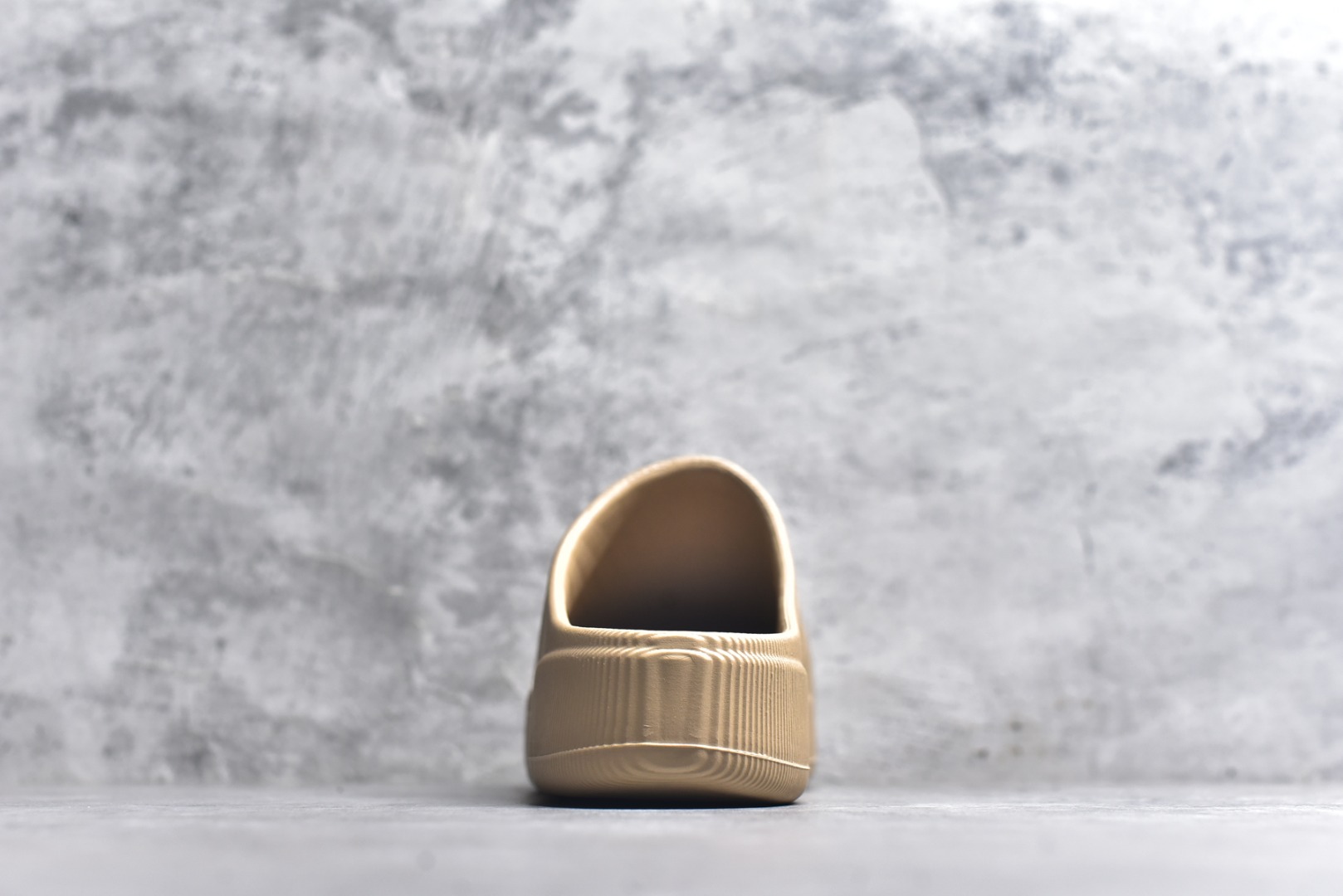 图片[5]-#adiFOM Superstar MULE 贝壳头版一脚蹬半拖鸭掌鞋半拖 重金购入原鞋及原档案磨具生产指令开发 鞋头部位凹凸有致 横向大面积波浪纹理 后跟Logo 凹凸明显 轮廓分明 描漆定位精准 公整无偏差不溢出 LOGO内侧钢印清晰工整 原厂磨具全鞋无多余毛边 同源公司EVA粒子环保塑料 原厂指令配方 无任何异味 弹性卡色均保持原鞋一致 匠心打造 鞋口弧度大小 鞋面色泽质感同步原鞋 LOGO内侧钢印清晰工整 中底部分带原厂钢印编号 原厂Ortholite欧斯莱鞋垫 区别掉渣海玻璃鞋垫 吸汗防臭的效果无法相提并论 原厂定制原标 同比ZP 符合人体设计 产品基于标志性 Superstar 鞋款轮廓的同时 利用可再生的甘蔗加工物材料制成一体式泡沫鞋身 无鞋带设计更加方便穿脱 点睛之笔在于标志性的三道杠出现在鞋子的两侧 鞋跟贴片上饰有品牌标志性的三叶草压花 偏小一码 尺码：36-45-选品中心