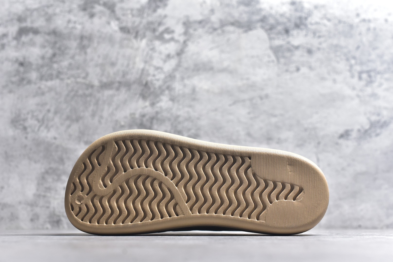 图片[6]-#adiFOM Superstar MULE 贝壳头版一脚蹬半拖鸭掌鞋半拖 重金购入原鞋及原档案磨具生产指令开发 鞋头部位凹凸有致 横向大面积波浪纹理 后跟Logo 凹凸明显 轮廓分明 描漆定位精准 公整无偏差不溢出 LOGO内侧钢印清晰工整 原厂磨具全鞋无多余毛边 同源公司EVA粒子环保塑料 原厂指令配方 无任何异味 弹性卡色均保持原鞋一致 匠心打造 鞋口弧度大小 鞋面色泽质感同步原鞋 LOGO内侧钢印清晰工整 中底部分带原厂钢印编号 原厂Ortholite欧斯莱鞋垫 区别掉渣海玻璃鞋垫 吸汗防臭的效果无法相提并论 原厂定制原标 同比ZP 符合人体设计 产品基于标志性 Superstar 鞋款轮廓的同时 利用可再生的甘蔗加工物材料制成一体式泡沫鞋身 无鞋带设计更加方便穿脱 点睛之笔在于标志性的三道杠出现在鞋子的两侧 鞋跟贴片上饰有品牌标志性的三叶草压花 偏小一码 尺码：36-45-选品中心