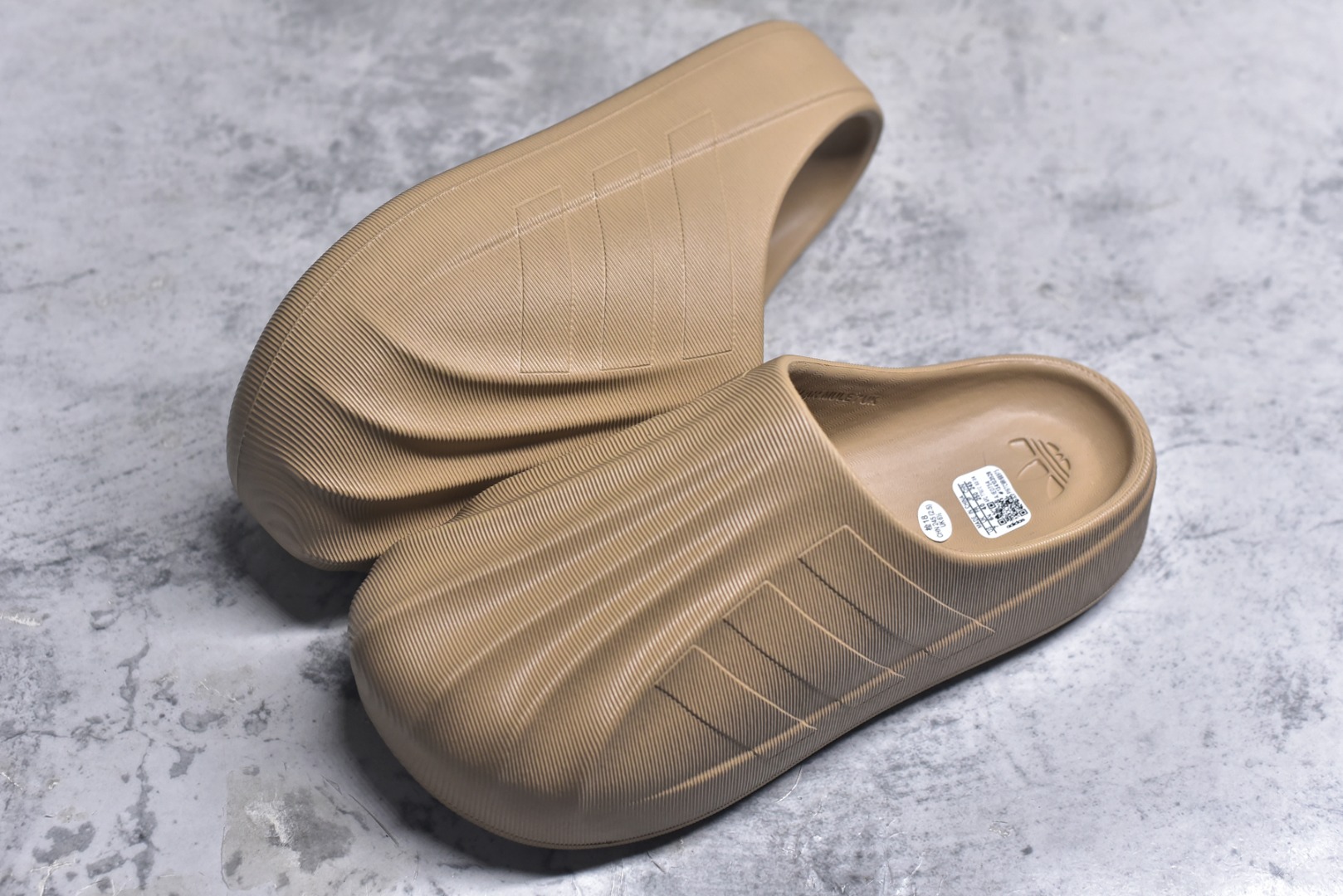 图片[7]-#adiFOM Superstar MULE 贝壳头版一脚蹬半拖鸭掌鞋半拖 重金购入原鞋及原档案磨具生产指令开发 鞋头部位凹凸有致 横向大面积波浪纹理 后跟Logo 凹凸明显 轮廓分明 描漆定位精准 公整无偏差不溢出 LOGO内侧钢印清晰工整 原厂磨具全鞋无多余毛边 同源公司EVA粒子环保塑料 原厂指令配方 无任何异味 弹性卡色均保持原鞋一致 匠心打造 鞋口弧度大小 鞋面色泽质感同步原鞋 LOGO内侧钢印清晰工整 中底部分带原厂钢印编号 原厂Ortholite欧斯莱鞋垫 区别掉渣海玻璃鞋垫 吸汗防臭的效果无法相提并论 原厂定制原标 同比ZP 符合人体设计 产品基于标志性 Superstar 鞋款轮廓的同时 利用可再生的甘蔗加工物材料制成一体式泡沫鞋身 无鞋带设计更加方便穿脱 点睛之笔在于标志性的三道杠出现在鞋子的两侧 鞋跟贴片上饰有品牌标志性的三叶草压花 偏小一码 尺码：36-45-选品中心