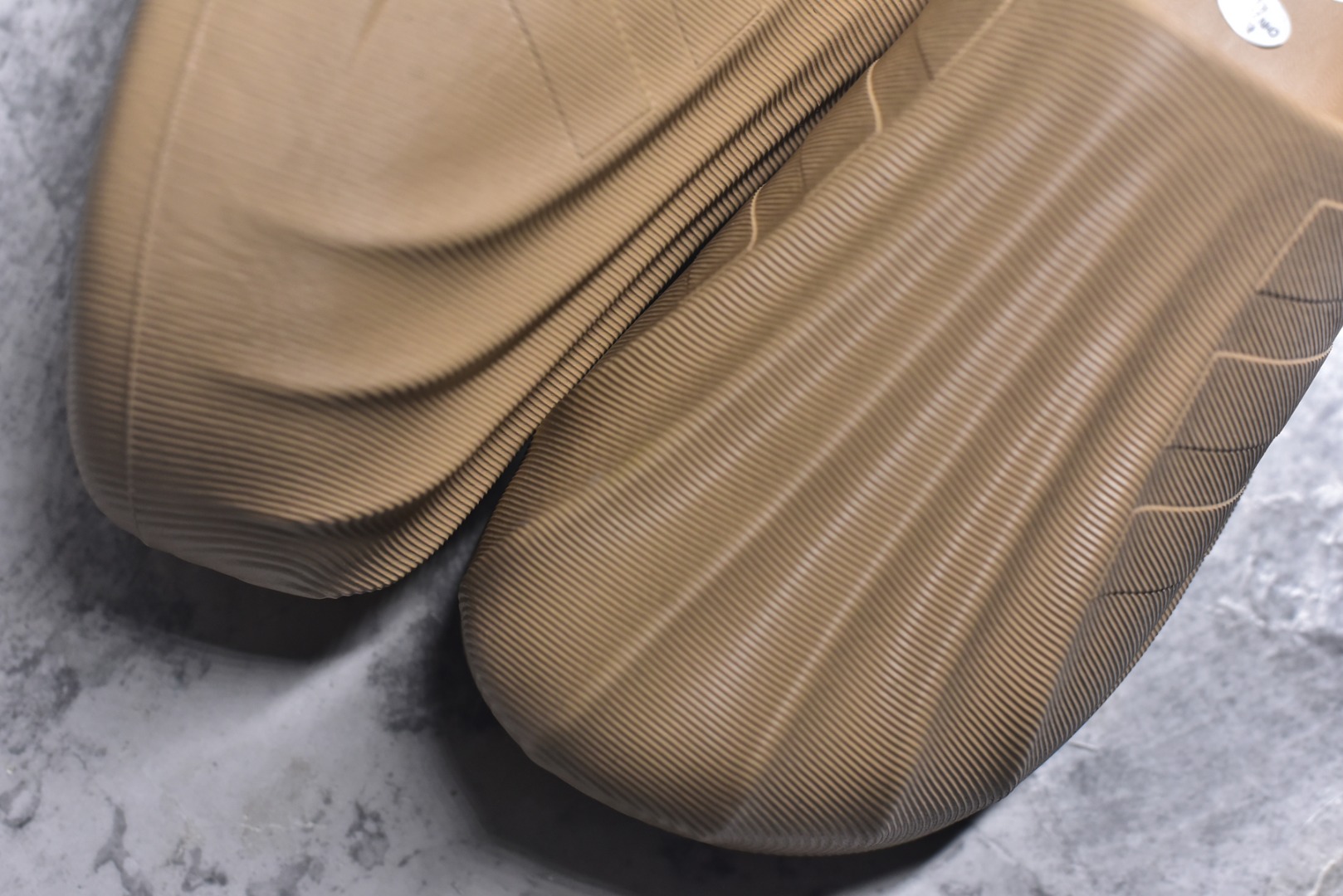 图片[8]-#adiFOM Superstar MULE 贝壳头版一脚蹬半拖鸭掌鞋半拖 重金购入原鞋及原档案磨具生产指令开发 鞋头部位凹凸有致 横向大面积波浪纹理 后跟Logo 凹凸明显 轮廓分明 描漆定位精准 公整无偏差不溢出 LOGO内侧钢印清晰工整 原厂磨具全鞋无多余毛边 同源公司EVA粒子环保塑料 原厂指令配方 无任何异味 弹性卡色均保持原鞋一致 匠心打造 鞋口弧度大小 鞋面色泽质感同步原鞋 LOGO内侧钢印清晰工整 中底部分带原厂钢印编号 原厂Ortholite欧斯莱鞋垫 区别掉渣海玻璃鞋垫 吸汗防臭的效果无法相提并论 原厂定制原标 同比ZP 符合人体设计 产品基于标志性 Superstar 鞋款轮廓的同时 利用可再生的甘蔗加工物材料制成一体式泡沫鞋身 无鞋带设计更加方便穿脱 点睛之笔在于标志性的三道杠出现在鞋子的两侧 鞋跟贴片上饰有品牌标志性的三叶草压花 偏小一码 尺码：36-45-选品中心