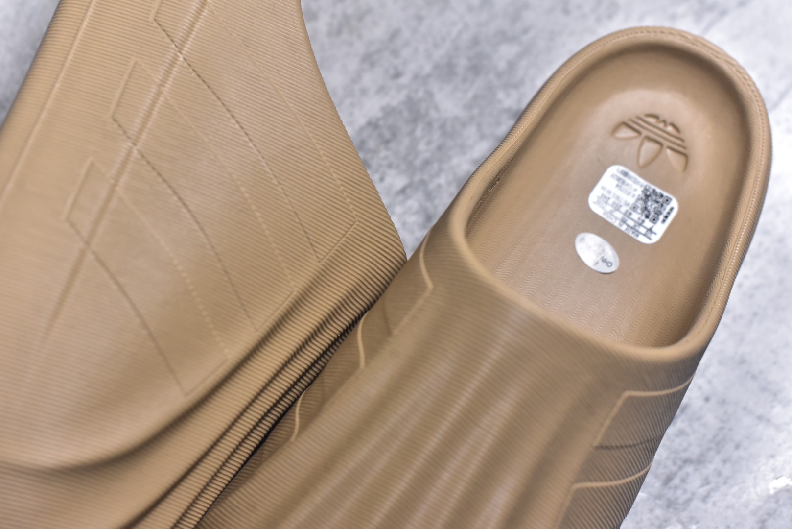 图片[9]-#adiFOM Superstar MULE 贝壳头版一脚蹬半拖鸭掌鞋半拖 重金购入原鞋及原档案磨具生产指令开发 鞋头部位凹凸有致 横向大面积波浪纹理 后跟Logo 凹凸明显 轮廓分明 描漆定位精准 公整无偏差不溢出 LOGO内侧钢印清晰工整 原厂磨具全鞋无多余毛边 同源公司EVA粒子环保塑料 原厂指令配方 无任何异味 弹性卡色均保持原鞋一致 匠心打造 鞋口弧度大小 鞋面色泽质感同步原鞋 LOGO内侧钢印清晰工整 中底部分带原厂钢印编号 原厂Ortholite欧斯莱鞋垫 区别掉渣海玻璃鞋垫 吸汗防臭的效果无法相提并论 原厂定制原标 同比ZP 符合人体设计 产品基于标志性 Superstar 鞋款轮廓的同时 利用可再生的甘蔗加工物材料制成一体式泡沫鞋身 无鞋带设计更加方便穿脱 点睛之笔在于标志性的三道杠出现在鞋子的两侧 鞋跟贴片上饰有品牌标志性的三叶草压花 偏小一码 尺码：36-45-选品中心