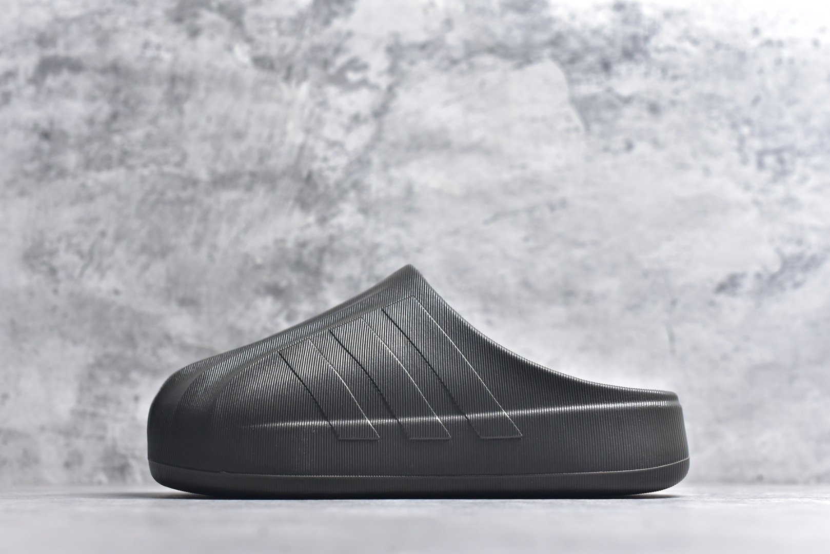 #adiFOM Superstar MULE 贝壳头版一脚蹬半拖鸭掌鞋半拖 重金购入原鞋及原档案磨具生产指令开发 鞋头部位凹凸有致 横向大面积波浪纹理 后跟Logo 凹凸明显 轮廓分明 描漆定位精准 公整无偏差不溢出 LOGO内侧钢印清晰工整 原厂磨具全鞋无多余毛边 同源公司EVA粒子环保塑料 原厂指令配方 无任何异味 弹性卡色均保持原鞋一致 匠心打造 鞋口弧度大小 鞋面色泽质感同步原鞋 LOGO内侧钢印清晰工整 中底部分带原厂钢印编号 原厂Ortholite欧斯莱鞋垫 区别掉渣海玻璃鞋垫 吸汗防臭的效果无法相提并论 原厂定制原标 同比ZP 符合人体设计 产品基于标志性 Superstar 鞋款轮廓的同时 利用可再生的甘蔗加工物材料制成一体式泡沫鞋身 无鞋带设计更加方便穿脱 点睛之笔在于标志性的三道杠出现在鞋子的两侧 鞋跟贴片上饰有品牌标志性的三叶草压花 偏小一码 尺码：36-45-选品中心