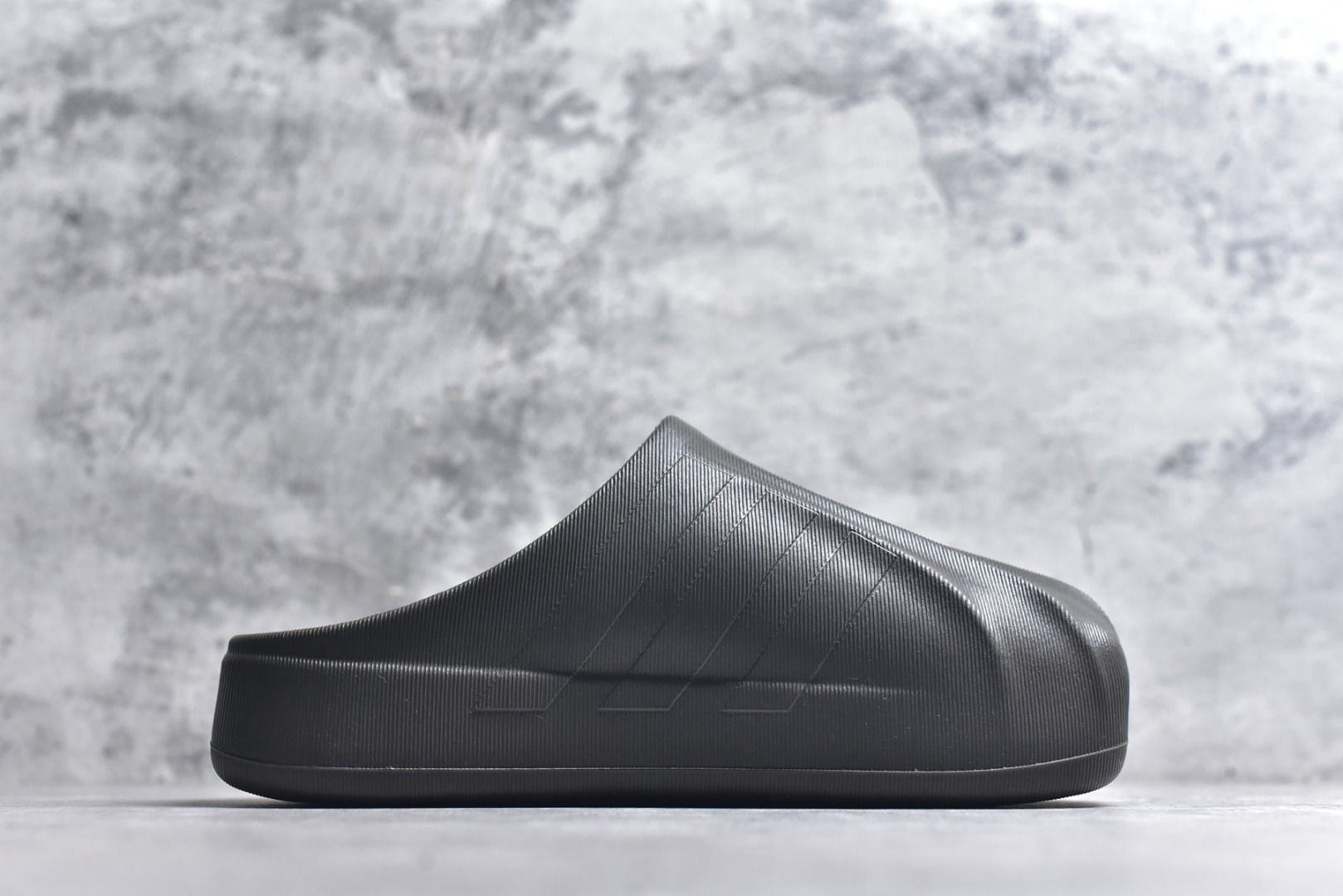 图片[3]-#adiFOM Superstar MULE 贝壳头版一脚蹬半拖鸭掌鞋半拖 重金购入原鞋及原档案磨具生产指令开发 鞋头部位凹凸有致 横向大面积波浪纹理 后跟Logo 凹凸明显 轮廓分明 描漆定位精准 公整无偏差不溢出 LOGO内侧钢印清晰工整 原厂磨具全鞋无多余毛边 同源公司EVA粒子环保塑料 原厂指令配方 无任何异味 弹性卡色均保持原鞋一致 匠心打造 鞋口弧度大小 鞋面色泽质感同步原鞋 LOGO内侧钢印清晰工整 中底部分带原厂钢印编号 原厂Ortholite欧斯莱鞋垫 区别掉渣海玻璃鞋垫 吸汗防臭的效果无法相提并论 原厂定制原标 同比ZP 符合人体设计 产品基于标志性 Superstar 鞋款轮廓的同时 利用可再生的甘蔗加工物材料制成一体式泡沫鞋身 无鞋带设计更加方便穿脱 点睛之笔在于标志性的三道杠出现在鞋子的两侧 鞋跟贴片上饰有品牌标志性的三叶草压花 偏小一码 尺码：36-45-选品中心