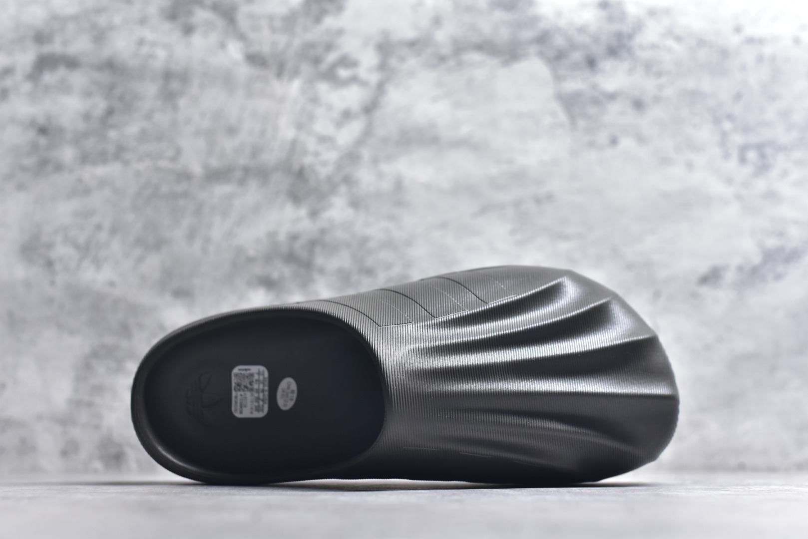 图片[4]-#adiFOM Superstar MULE 贝壳头版一脚蹬半拖鸭掌鞋半拖 重金购入原鞋及原档案磨具生产指令开发 鞋头部位凹凸有致 横向大面积波浪纹理 后跟Logo 凹凸明显 轮廓分明 描漆定位精准 公整无偏差不溢出 LOGO内侧钢印清晰工整 原厂磨具全鞋无多余毛边 同源公司EVA粒子环保塑料 原厂指令配方 无任何异味 弹性卡色均保持原鞋一致 匠心打造 鞋口弧度大小 鞋面色泽质感同步原鞋 LOGO内侧钢印清晰工整 中底部分带原厂钢印编号 原厂Ortholite欧斯莱鞋垫 区别掉渣海玻璃鞋垫 吸汗防臭的效果无法相提并论 原厂定制原标 同比ZP 符合人体设计 产品基于标志性 Superstar 鞋款轮廓的同时 利用可再生的甘蔗加工物材料制成一体式泡沫鞋身 无鞋带设计更加方便穿脱 点睛之笔在于标志性的三道杠出现在鞋子的两侧 鞋跟贴片上饰有品牌标志性的三叶草压花 偏小一码 尺码：36-45-选品中心