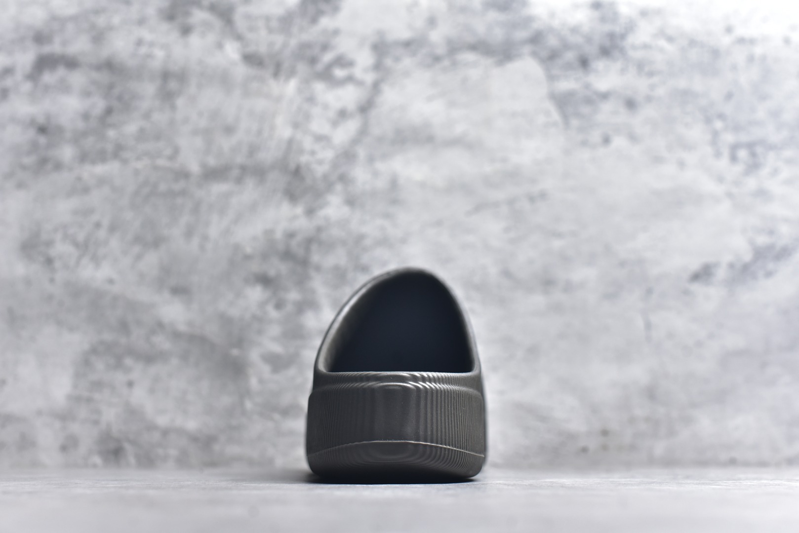 图片[5]-#adiFOM Superstar MULE 贝壳头版一脚蹬半拖鸭掌鞋半拖 重金购入原鞋及原档案磨具生产指令开发 鞋头部位凹凸有致 横向大面积波浪纹理 后跟Logo 凹凸明显 轮廓分明 描漆定位精准 公整无偏差不溢出 LOGO内侧钢印清晰工整 原厂磨具全鞋无多余毛边 同源公司EVA粒子环保塑料 原厂指令配方 无任何异味 弹性卡色均保持原鞋一致 匠心打造 鞋口弧度大小 鞋面色泽质感同步原鞋 LOGO内侧钢印清晰工整 中底部分带原厂钢印编号 原厂Ortholite欧斯莱鞋垫 区别掉渣海玻璃鞋垫 吸汗防臭的效果无法相提并论 原厂定制原标 同比ZP 符合人体设计 产品基于标志性 Superstar 鞋款轮廓的同时 利用可再生的甘蔗加工物材料制成一体式泡沫鞋身 无鞋带设计更加方便穿脱 点睛之笔在于标志性的三道杠出现在鞋子的两侧 鞋跟贴片上饰有品牌标志性的三叶草压花 偏小一码 尺码：36-45-选品中心