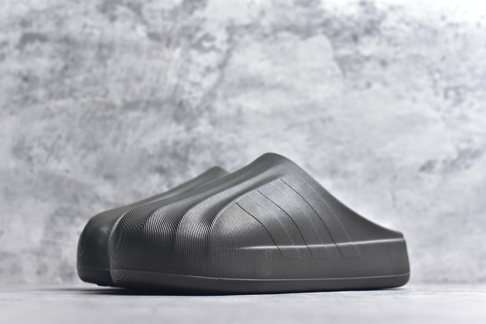 图片[2]-#adiFOM Superstar MULE 贝壳头版一脚蹬半拖鸭掌鞋半拖 重金购入原鞋及原档案磨具生产指令开发 鞋头部位凹凸有致 横向大面积波浪纹理 后跟Logo 凹凸明显 轮廓分明 描漆定位精准 公整无偏差不溢出 LOGO内侧钢印清晰工整 原厂磨具全鞋无多余毛边 同源公司EVA粒子环保塑料 原厂指令配方 无任何异味 弹性卡色均保持原鞋一致 匠心打造 鞋口弧度大小 鞋面色泽质感同步原鞋 LOGO内侧钢印清晰工整 中底部分带原厂钢印编号 原厂Ortholite欧斯莱鞋垫 区别掉渣海玻璃鞋垫 吸汗防臭的效果无法相提并论 原厂定制原标 同比ZP 符合人体设计 产品基于标志性 Superstar 鞋款轮廓的同时 利用可再生的甘蔗加工物材料制成一体式泡沫鞋身 无鞋带设计更加方便穿脱 点睛之笔在于标志性的三道杠出现在鞋子的两侧 鞋跟贴片上饰有品牌标志性的三叶草压花 偏小一码 尺码：36-45-选品中心