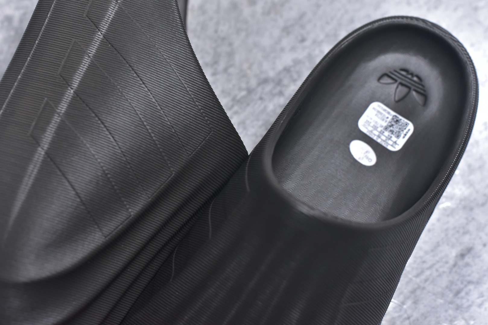 图片[9]-#adiFOM Superstar MULE 贝壳头版一脚蹬半拖鸭掌鞋半拖 重金购入原鞋及原档案磨具生产指令开发 鞋头部位凹凸有致 横向大面积波浪纹理 后跟Logo 凹凸明显 轮廓分明 描漆定位精准 公整无偏差不溢出 LOGO内侧钢印清晰工整 原厂磨具全鞋无多余毛边 同源公司EVA粒子环保塑料 原厂指令配方 无任何异味 弹性卡色均保持原鞋一致 匠心打造 鞋口弧度大小 鞋面色泽质感同步原鞋 LOGO内侧钢印清晰工整 中底部分带原厂钢印编号 原厂Ortholite欧斯莱鞋垫 区别掉渣海玻璃鞋垫 吸汗防臭的效果无法相提并论 原厂定制原标 同比ZP 符合人体设计 产品基于标志性 Superstar 鞋款轮廓的同时 利用可再生的甘蔗加工物材料制成一体式泡沫鞋身 无鞋带设计更加方便穿脱 点睛之笔在于标志性的三道杠出现在鞋子的两侧 鞋跟贴片上饰有品牌标志性的三叶草压花 偏小一码 尺码：36-45-选品中心