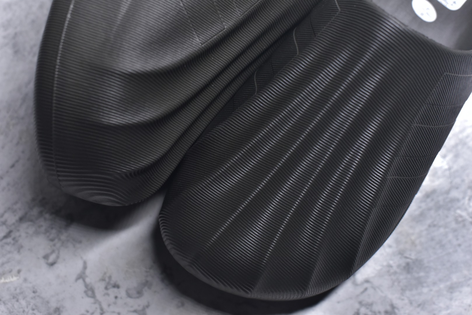 图片[8]-#adiFOM Superstar MULE 贝壳头版一脚蹬半拖鸭掌鞋半拖 重金购入原鞋及原档案磨具生产指令开发 鞋头部位凹凸有致 横向大面积波浪纹理 后跟Logo 凹凸明显 轮廓分明 描漆定位精准 公整无偏差不溢出 LOGO内侧钢印清晰工整 原厂磨具全鞋无多余毛边 同源公司EVA粒子环保塑料 原厂指令配方 无任何异味 弹性卡色均保持原鞋一致 匠心打造 鞋口弧度大小 鞋面色泽质感同步原鞋 LOGO内侧钢印清晰工整 中底部分带原厂钢印编号 原厂Ortholite欧斯莱鞋垫 区别掉渣海玻璃鞋垫 吸汗防臭的效果无法相提并论 原厂定制原标 同比ZP 符合人体设计 产品基于标志性 Superstar 鞋款轮廓的同时 利用可再生的甘蔗加工物材料制成一体式泡沫鞋身 无鞋带设计更加方便穿脱 点睛之笔在于标志性的三道杠出现在鞋子的两侧 鞋跟贴片上饰有品牌标志性的三叶草压花 偏小一码 尺码：36-45-选品中心