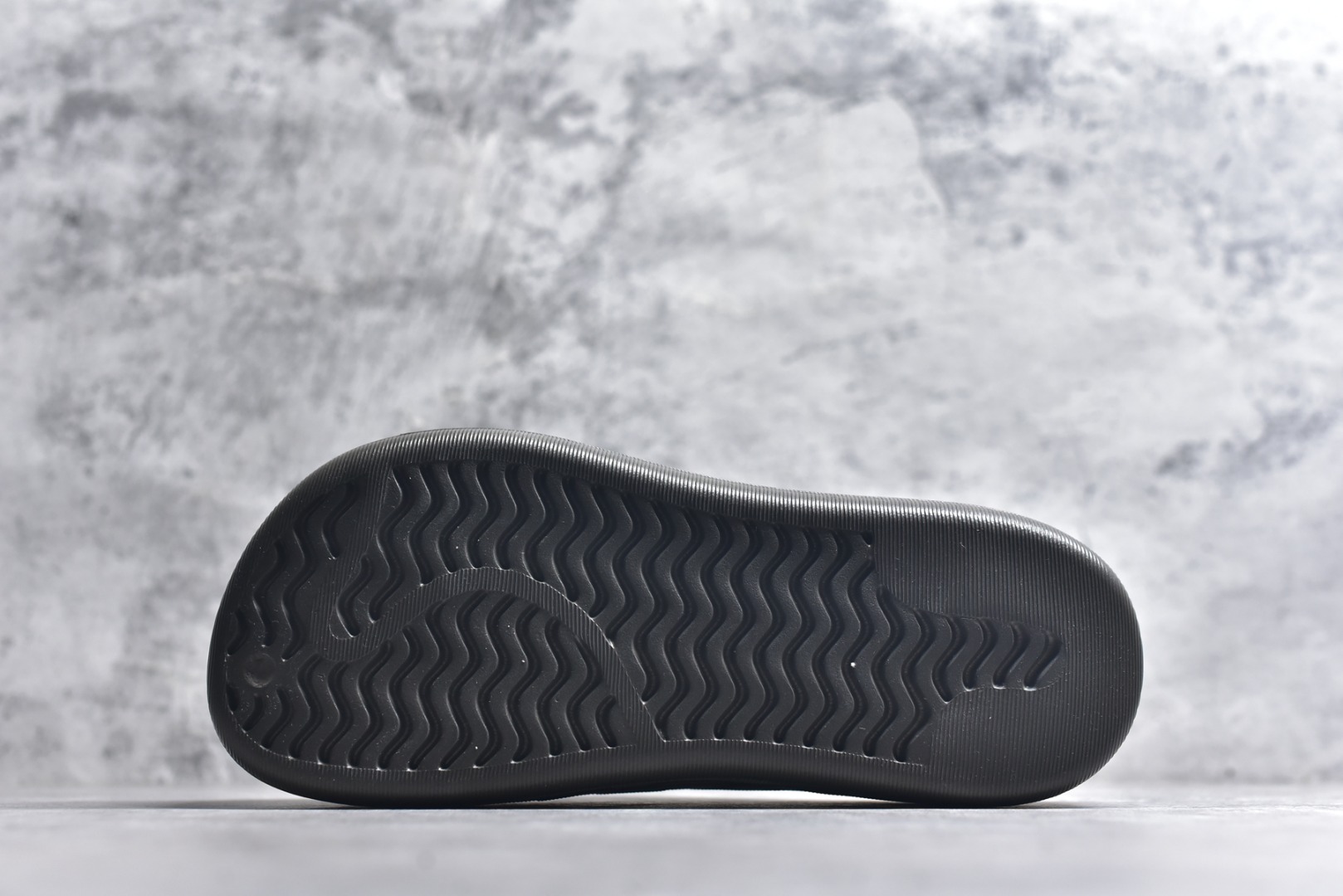 图片[6]-#adiFOM Superstar MULE 贝壳头版一脚蹬半拖鸭掌鞋半拖 重金购入原鞋及原档案磨具生产指令开发 鞋头部位凹凸有致 横向大面积波浪纹理 后跟Logo 凹凸明显 轮廓分明 描漆定位精准 公整无偏差不溢出 LOGO内侧钢印清晰工整 原厂磨具全鞋无多余毛边 同源公司EVA粒子环保塑料 原厂指令配方 无任何异味 弹性卡色均保持原鞋一致 匠心打造 鞋口弧度大小 鞋面色泽质感同步原鞋 LOGO内侧钢印清晰工整 中底部分带原厂钢印编号 原厂Ortholite欧斯莱鞋垫 区别掉渣海玻璃鞋垫 吸汗防臭的效果无法相提并论 原厂定制原标 同比ZP 符合人体设计 产品基于标志性 Superstar 鞋款轮廓的同时 利用可再生的甘蔗加工物材料制成一体式泡沫鞋身 无鞋带设计更加方便穿脱 点睛之笔在于标志性的三道杠出现在鞋子的两侧 鞋跟贴片上饰有品牌标志性的三叶草压花 偏小一码 尺码：36-45-选品中心