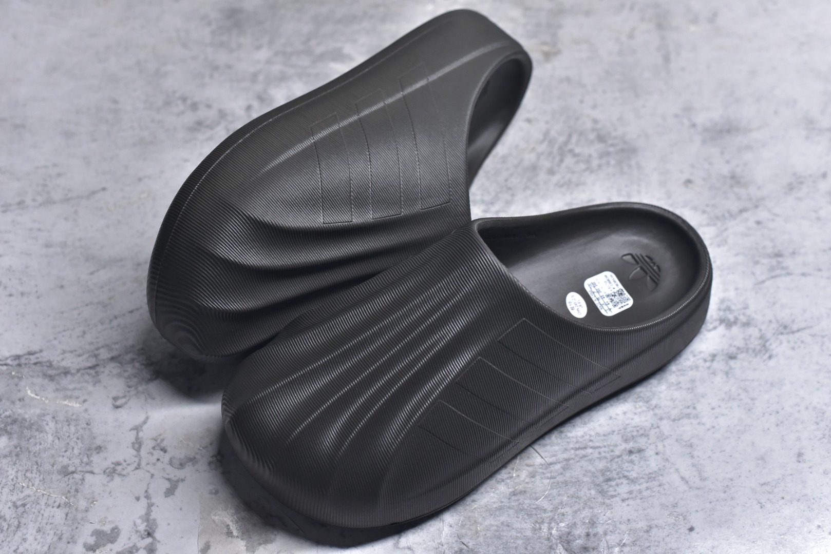 图片[7]-#adiFOM Superstar MULE 贝壳头版一脚蹬半拖鸭掌鞋半拖 重金购入原鞋及原档案磨具生产指令开发 鞋头部位凹凸有致 横向大面积波浪纹理 后跟Logo 凹凸明显 轮廓分明 描漆定位精准 公整无偏差不溢出 LOGO内侧钢印清晰工整 原厂磨具全鞋无多余毛边 同源公司EVA粒子环保塑料 原厂指令配方 无任何异味 弹性卡色均保持原鞋一致 匠心打造 鞋口弧度大小 鞋面色泽质感同步原鞋 LOGO内侧钢印清晰工整 中底部分带原厂钢印编号 原厂Ortholite欧斯莱鞋垫 区别掉渣海玻璃鞋垫 吸汗防臭的效果无法相提并论 原厂定制原标 同比ZP 符合人体设计 产品基于标志性 Superstar 鞋款轮廓的同时 利用可再生的甘蔗加工物材料制成一体式泡沫鞋身 无鞋带设计更加方便穿脱 点睛之笔在于标志性的三道杠出现在鞋子的两侧 鞋跟贴片上饰有品牌标志性的三叶草压花 偏小一码 尺码：36-45-选品中心