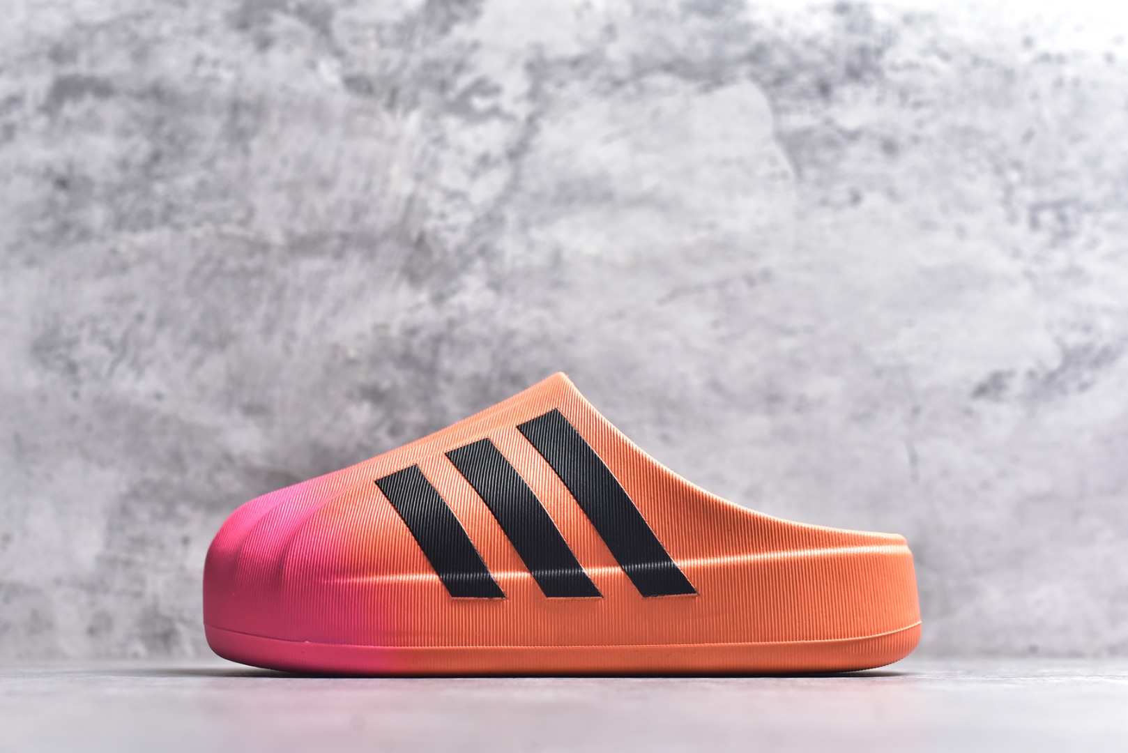 #adiFOM Superstar MULE 贝壳头版一脚蹬半拖鸭掌鞋半拖 重金购入原鞋及原档案磨具生产指令开发 鞋头部位凹凸有致 横向大面积波浪纹理 后跟Logo 凹凸明显 轮廓分明 描漆定位精准 公整无偏差不溢出 LOGO内侧钢印清晰工整 原厂磨具全鞋无多余毛边 同源公司EVA粒子环保塑料 原厂指令配方 无任何异味 弹性卡色均保持原鞋一致 匠心打造 鞋口弧度大小 鞋面色泽质感同步原鞋 LOGO内侧钢印清晰工整 中底部分带原厂钢印编号 原厂Ortholite欧斯莱鞋垫 区别掉渣海玻璃鞋垫 吸汗防臭的效果无法相提并论 原厂定制原标 同比ZP 符合人体设计 产品基于标志性 Superstar 鞋款轮廓的同时 利用可再生的甘蔗加工物材料制成一体式泡沫鞋身 无鞋带设计更加方便穿脱 点睛之笔在于标志性的三道杠出现在鞋子的两侧 鞋跟贴片上饰有品牌标志性的三叶草压花 偏小一码 尺码：36-45-选品中心