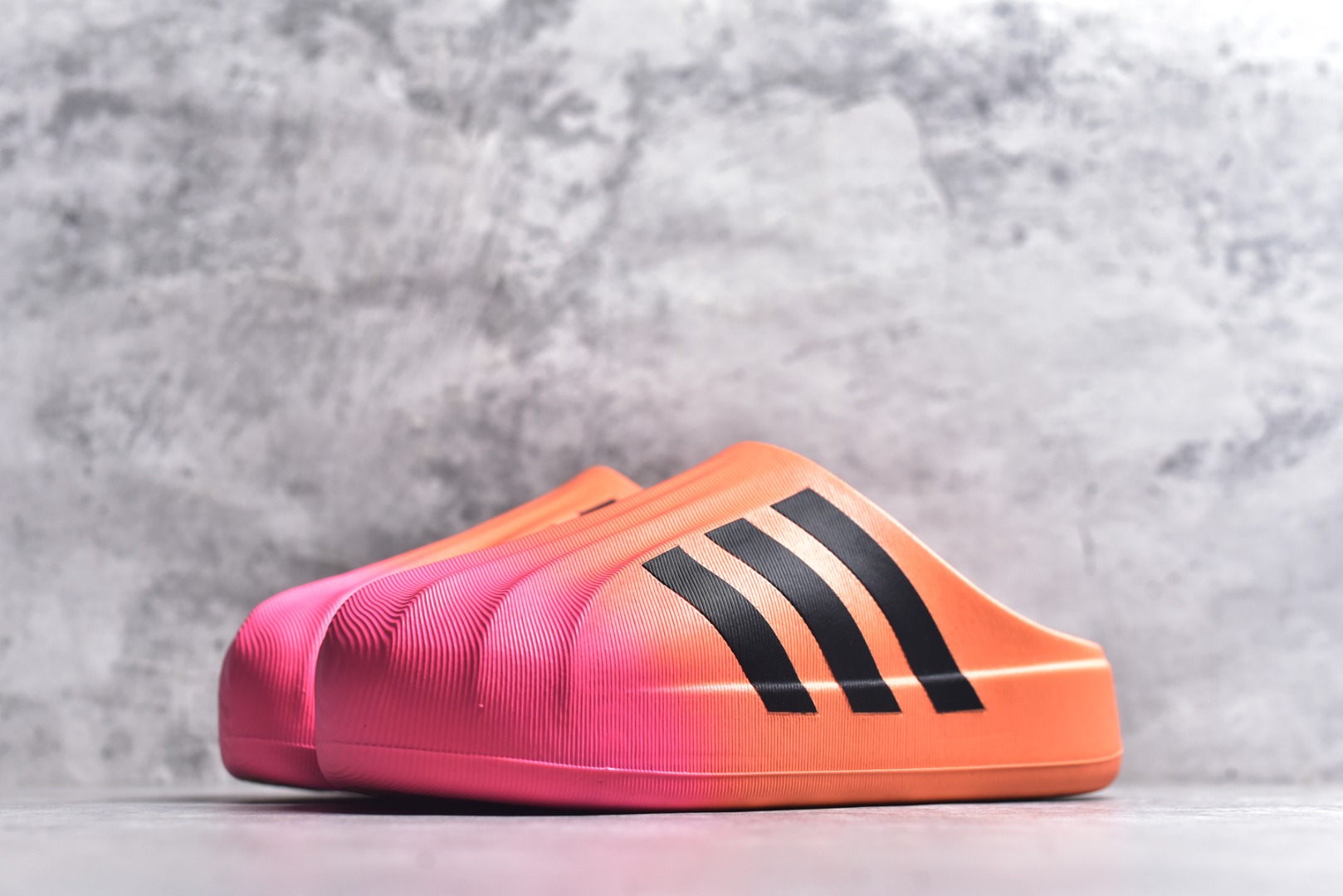 图片[2]-#adiFOM Superstar MULE 贝壳头版一脚蹬半拖鸭掌鞋半拖 重金购入原鞋及原档案磨具生产指令开发 鞋头部位凹凸有致 横向大面积波浪纹理 后跟Logo 凹凸明显 轮廓分明 描漆定位精准 公整无偏差不溢出 LOGO内侧钢印清晰工整 原厂磨具全鞋无多余毛边 同源公司EVA粒子环保塑料 原厂指令配方 无任何异味 弹性卡色均保持原鞋一致 匠心打造 鞋口弧度大小 鞋面色泽质感同步原鞋 LOGO内侧钢印清晰工整 中底部分带原厂钢印编号 原厂Ortholite欧斯莱鞋垫 区别掉渣海玻璃鞋垫 吸汗防臭的效果无法相提并论 原厂定制原标 同比ZP 符合人体设计 产品基于标志性 Superstar 鞋款轮廓的同时 利用可再生的甘蔗加工物材料制成一体式泡沫鞋身 无鞋带设计更加方便穿脱 点睛之笔在于标志性的三道杠出现在鞋子的两侧 鞋跟贴片上饰有品牌标志性的三叶草压花 偏小一码 尺码：36-45-选品中心