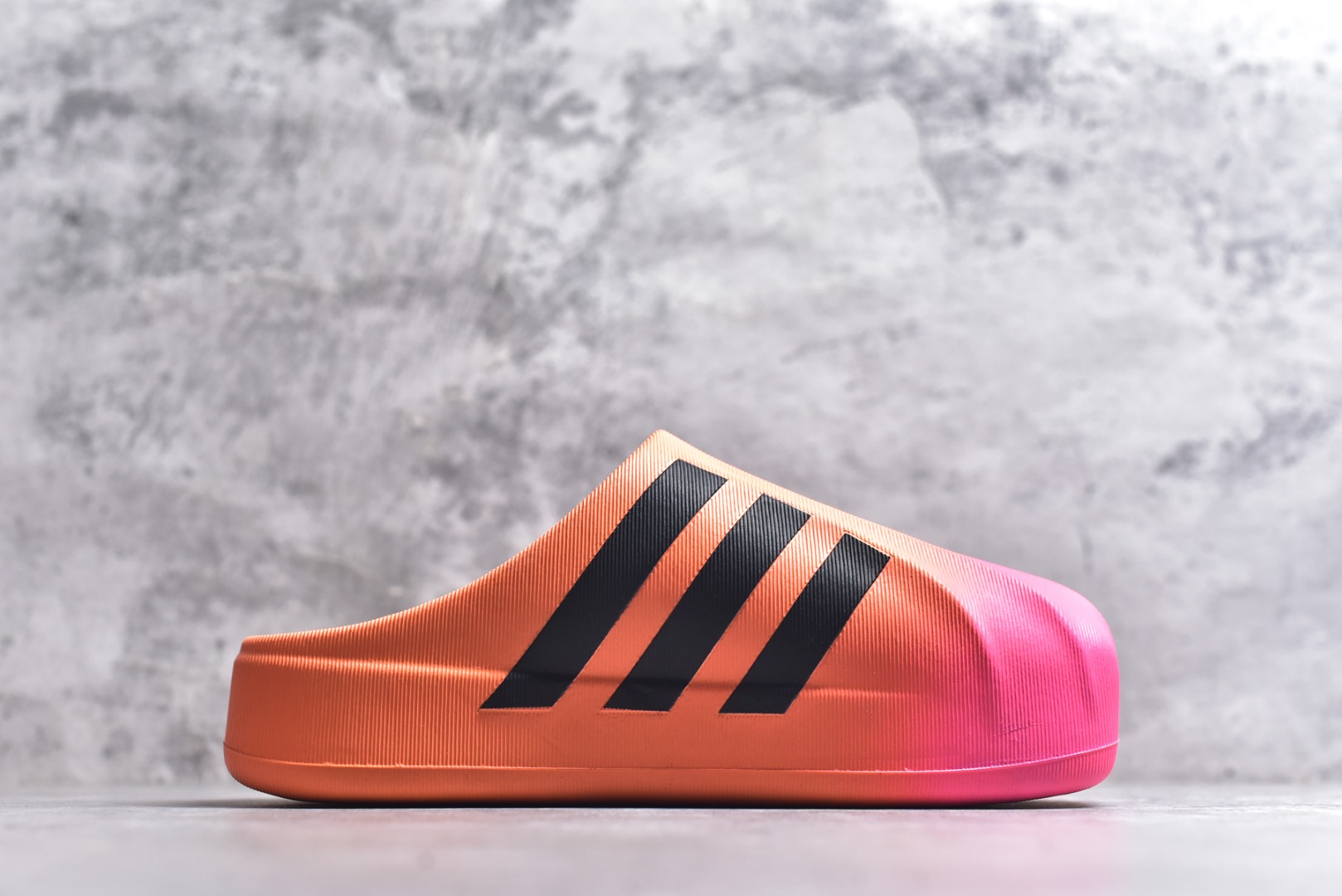 图片[3]-#adiFOM Superstar MULE 贝壳头版一脚蹬半拖鸭掌鞋半拖 重金购入原鞋及原档案磨具生产指令开发 鞋头部位凹凸有致 横向大面积波浪纹理 后跟Logo 凹凸明显 轮廓分明 描漆定位精准 公整无偏差不溢出 LOGO内侧钢印清晰工整 原厂磨具全鞋无多余毛边 同源公司EVA粒子环保塑料 原厂指令配方 无任何异味 弹性卡色均保持原鞋一致 匠心打造 鞋口弧度大小 鞋面色泽质感同步原鞋 LOGO内侧钢印清晰工整 中底部分带原厂钢印编号 原厂Ortholite欧斯莱鞋垫 区别掉渣海玻璃鞋垫 吸汗防臭的效果无法相提并论 原厂定制原标 同比ZP 符合人体设计 产品基于标志性 Superstar 鞋款轮廓的同时 利用可再生的甘蔗加工物材料制成一体式泡沫鞋身 无鞋带设计更加方便穿脱 点睛之笔在于标志性的三道杠出现在鞋子的两侧 鞋跟贴片上饰有品牌标志性的三叶草压花 偏小一码 尺码：36-45-选品中心