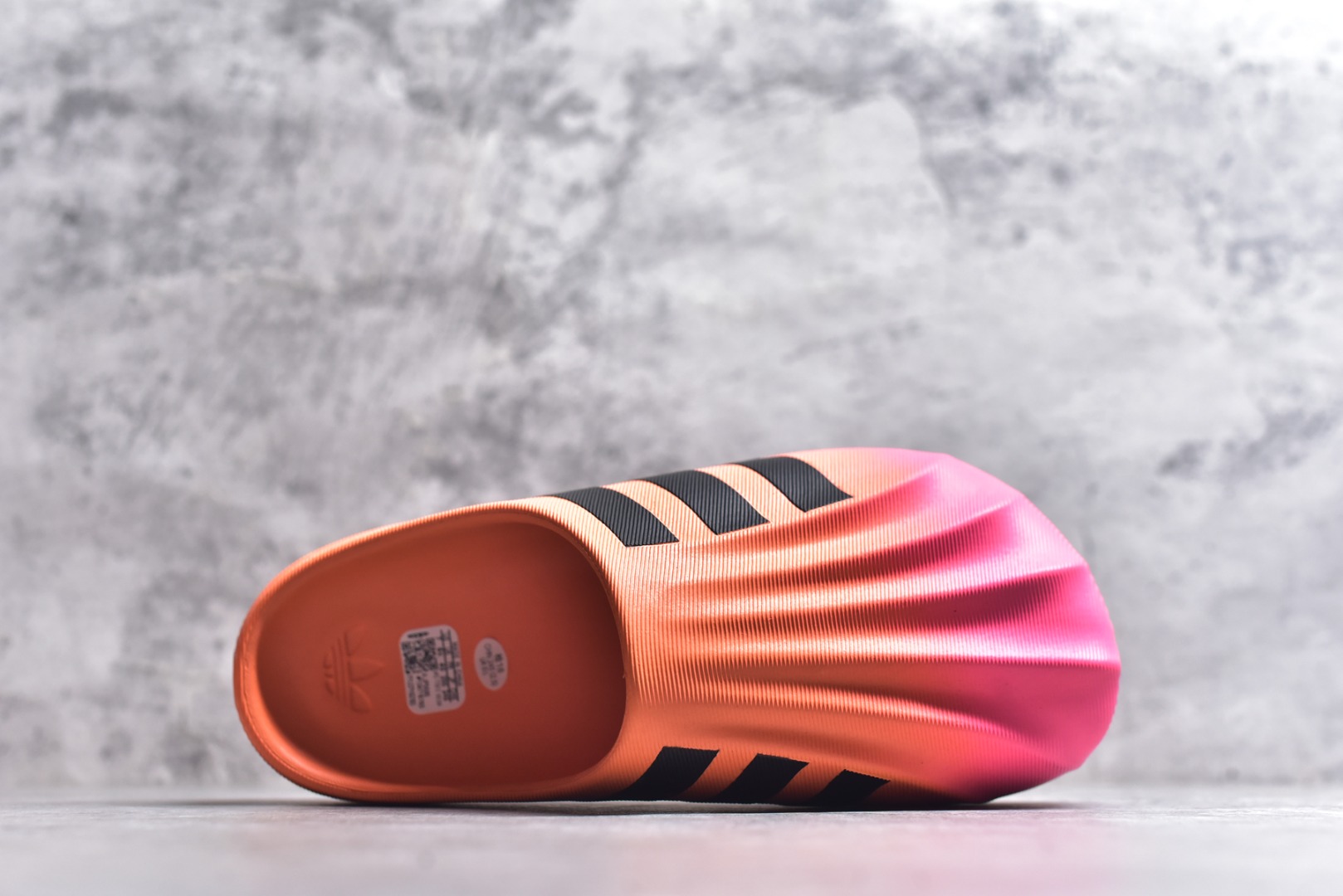 图片[4]-#adiFOM Superstar MULE 贝壳头版一脚蹬半拖鸭掌鞋半拖 重金购入原鞋及原档案磨具生产指令开发 鞋头部位凹凸有致 横向大面积波浪纹理 后跟Logo 凹凸明显 轮廓分明 描漆定位精准 公整无偏差不溢出 LOGO内侧钢印清晰工整 原厂磨具全鞋无多余毛边 同源公司EVA粒子环保塑料 原厂指令配方 无任何异味 弹性卡色均保持原鞋一致 匠心打造 鞋口弧度大小 鞋面色泽质感同步原鞋 LOGO内侧钢印清晰工整 中底部分带原厂钢印编号 原厂Ortholite欧斯莱鞋垫 区别掉渣海玻璃鞋垫 吸汗防臭的效果无法相提并论 原厂定制原标 同比ZP 符合人体设计 产品基于标志性 Superstar 鞋款轮廓的同时 利用可再生的甘蔗加工物材料制成一体式泡沫鞋身 无鞋带设计更加方便穿脱 点睛之笔在于标志性的三道杠出现在鞋子的两侧 鞋跟贴片上饰有品牌标志性的三叶草压花 偏小一码 尺码：36-45-选品中心