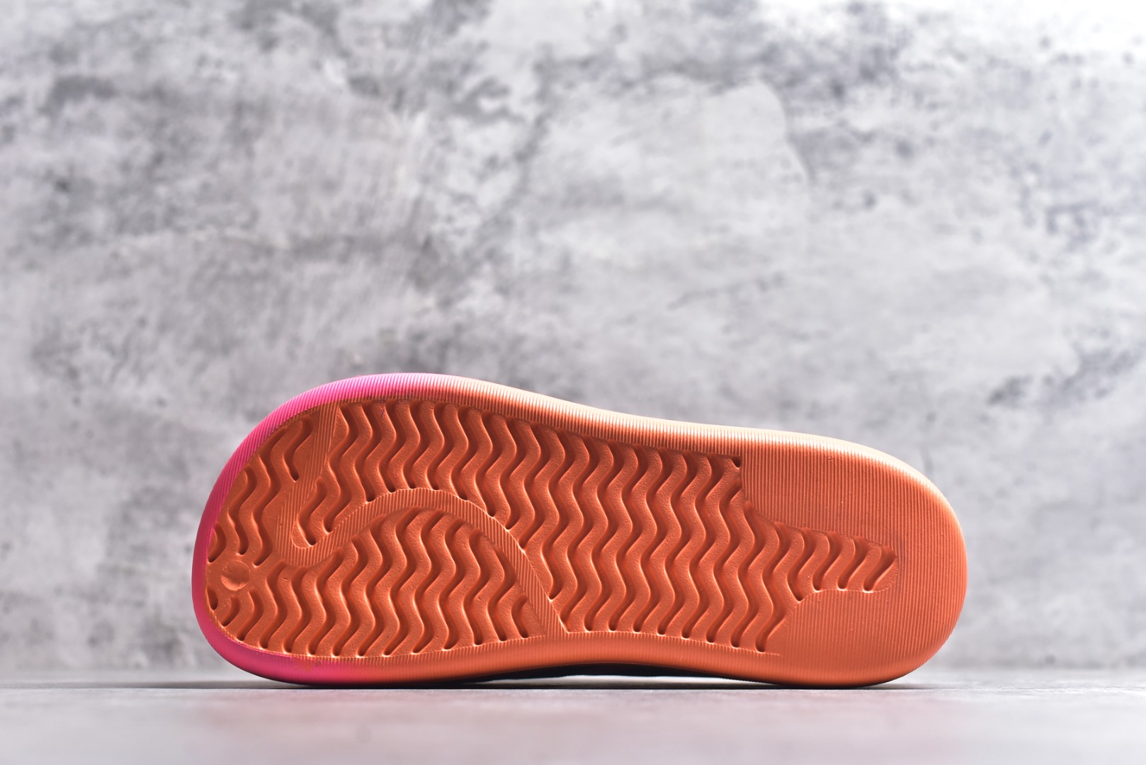 图片[6]-#adiFOM Superstar MULE 贝壳头版一脚蹬半拖鸭掌鞋半拖 重金购入原鞋及原档案磨具生产指令开发 鞋头部位凹凸有致 横向大面积波浪纹理 后跟Logo 凹凸明显 轮廓分明 描漆定位精准 公整无偏差不溢出 LOGO内侧钢印清晰工整 原厂磨具全鞋无多余毛边 同源公司EVA粒子环保塑料 原厂指令配方 无任何异味 弹性卡色均保持原鞋一致 匠心打造 鞋口弧度大小 鞋面色泽质感同步原鞋 LOGO内侧钢印清晰工整 中底部分带原厂钢印编号 原厂Ortholite欧斯莱鞋垫 区别掉渣海玻璃鞋垫 吸汗防臭的效果无法相提并论 原厂定制原标 同比ZP 符合人体设计 产品基于标志性 Superstar 鞋款轮廓的同时 利用可再生的甘蔗加工物材料制成一体式泡沫鞋身 无鞋带设计更加方便穿脱 点睛之笔在于标志性的三道杠出现在鞋子的两侧 鞋跟贴片上饰有品牌标志性的三叶草压花 偏小一码 尺码：36-45-选品中心