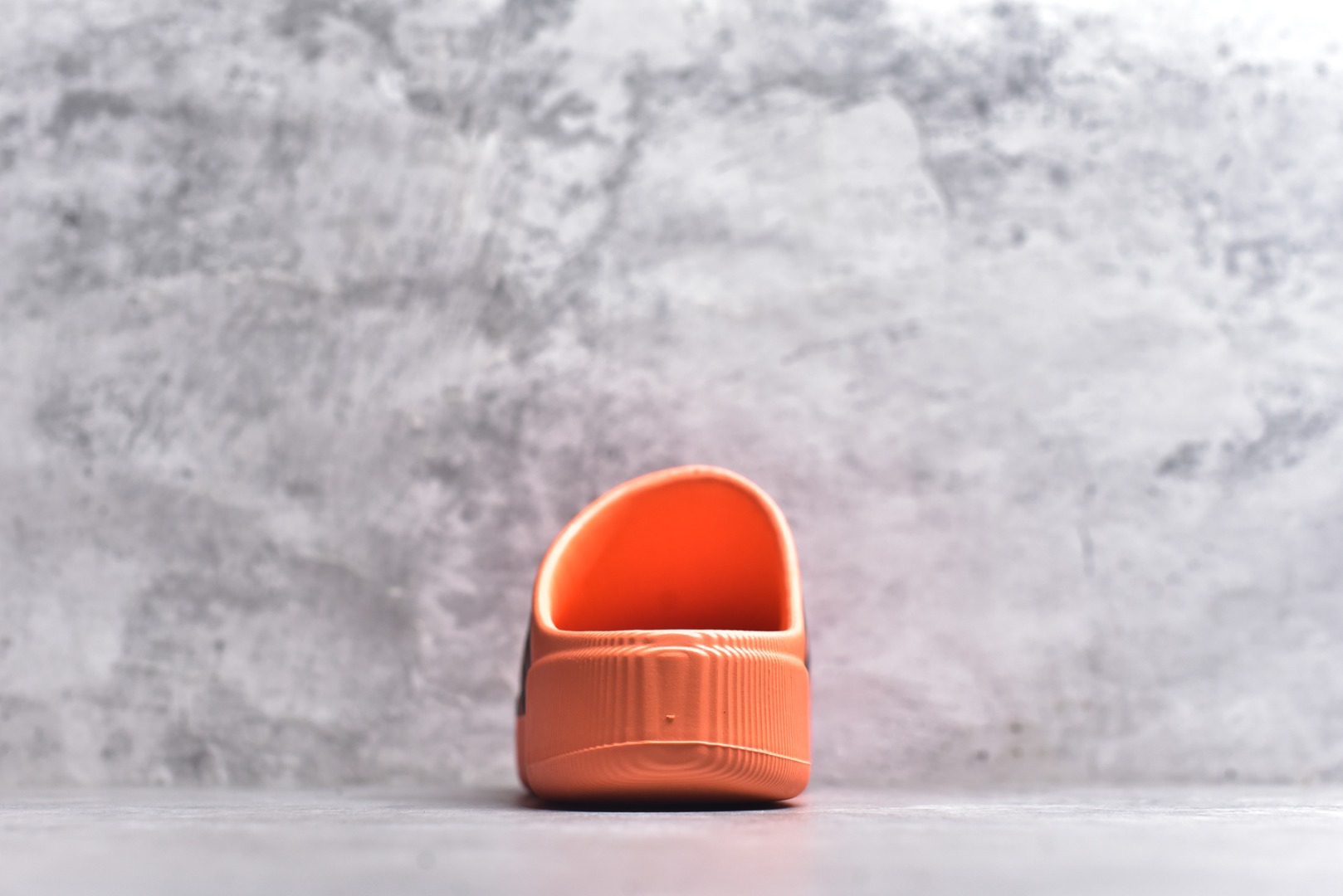 图片[5]-#adiFOM Superstar MULE 贝壳头版一脚蹬半拖鸭掌鞋半拖 重金购入原鞋及原档案磨具生产指令开发 鞋头部位凹凸有致 横向大面积波浪纹理 后跟Logo 凹凸明显 轮廓分明 描漆定位精准 公整无偏差不溢出 LOGO内侧钢印清晰工整 原厂磨具全鞋无多余毛边 同源公司EVA粒子环保塑料 原厂指令配方 无任何异味 弹性卡色均保持原鞋一致 匠心打造 鞋口弧度大小 鞋面色泽质感同步原鞋 LOGO内侧钢印清晰工整 中底部分带原厂钢印编号 原厂Ortholite欧斯莱鞋垫 区别掉渣海玻璃鞋垫 吸汗防臭的效果无法相提并论 原厂定制原标 同比ZP 符合人体设计 产品基于标志性 Superstar 鞋款轮廓的同时 利用可再生的甘蔗加工物材料制成一体式泡沫鞋身 无鞋带设计更加方便穿脱 点睛之笔在于标志性的三道杠出现在鞋子的两侧 鞋跟贴片上饰有品牌标志性的三叶草压花 偏小一码 尺码：36-45-选品中心