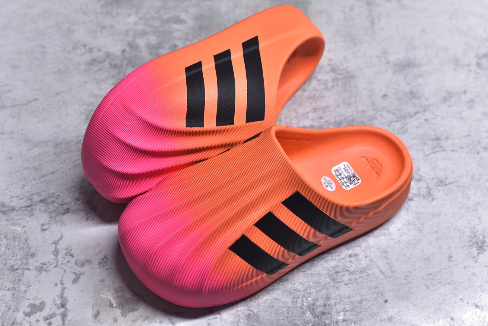 图片[7]-#adiFOM Superstar MULE 贝壳头版一脚蹬半拖鸭掌鞋半拖 重金购入原鞋及原档案磨具生产指令开发 鞋头部位凹凸有致 横向大面积波浪纹理 后跟Logo 凹凸明显 轮廓分明 描漆定位精准 公整无偏差不溢出 LOGO内侧钢印清晰工整 原厂磨具全鞋无多余毛边 同源公司EVA粒子环保塑料 原厂指令配方 无任何异味 弹性卡色均保持原鞋一致 匠心打造 鞋口弧度大小 鞋面色泽质感同步原鞋 LOGO内侧钢印清晰工整 中底部分带原厂钢印编号 原厂Ortholite欧斯莱鞋垫 区别掉渣海玻璃鞋垫 吸汗防臭的效果无法相提并论 原厂定制原标 同比ZP 符合人体设计 产品基于标志性 Superstar 鞋款轮廓的同时 利用可再生的甘蔗加工物材料制成一体式泡沫鞋身 无鞋带设计更加方便穿脱 点睛之笔在于标志性的三道杠出现在鞋子的两侧 鞋跟贴片上饰有品牌标志性的三叶草压花 偏小一码 尺码：36-45-选品中心