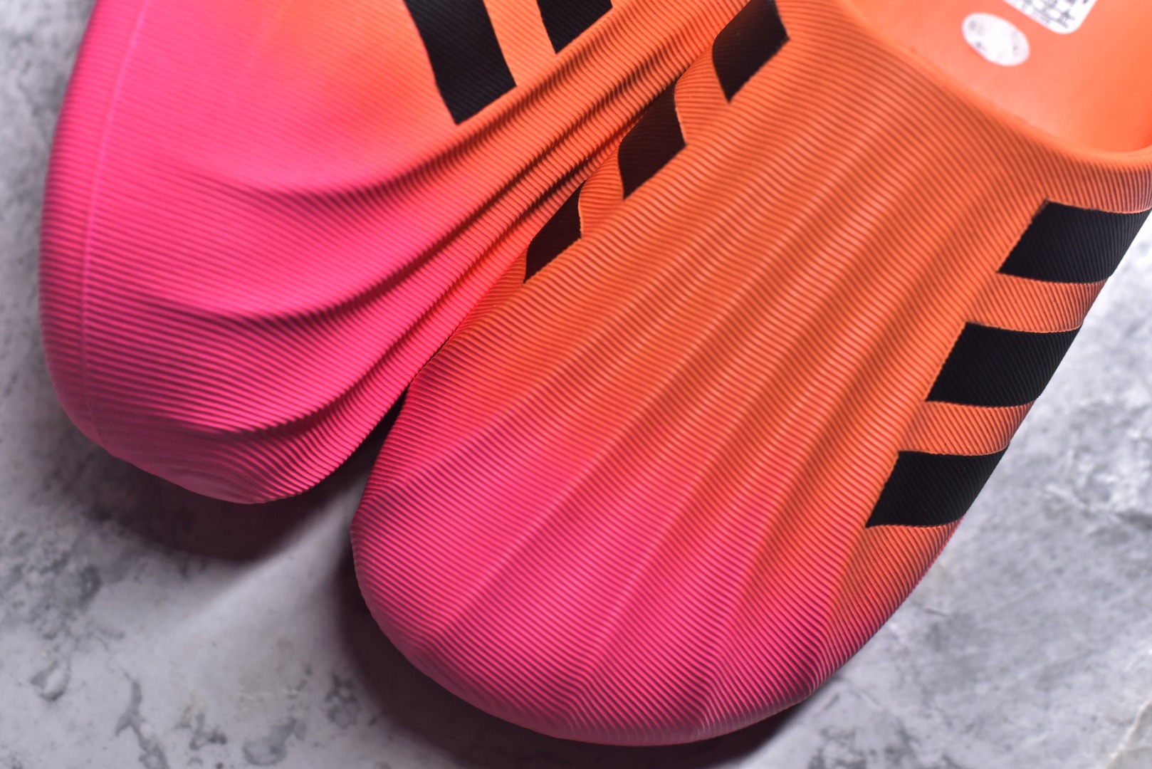 图片[8]-#adiFOM Superstar MULE 贝壳头版一脚蹬半拖鸭掌鞋半拖 重金购入原鞋及原档案磨具生产指令开发 鞋头部位凹凸有致 横向大面积波浪纹理 后跟Logo 凹凸明显 轮廓分明 描漆定位精准 公整无偏差不溢出 LOGO内侧钢印清晰工整 原厂磨具全鞋无多余毛边 同源公司EVA粒子环保塑料 原厂指令配方 无任何异味 弹性卡色均保持原鞋一致 匠心打造 鞋口弧度大小 鞋面色泽质感同步原鞋 LOGO内侧钢印清晰工整 中底部分带原厂钢印编号 原厂Ortholite欧斯莱鞋垫 区别掉渣海玻璃鞋垫 吸汗防臭的效果无法相提并论 原厂定制原标 同比ZP 符合人体设计 产品基于标志性 Superstar 鞋款轮廓的同时 利用可再生的甘蔗加工物材料制成一体式泡沫鞋身 无鞋带设计更加方便穿脱 点睛之笔在于标志性的三道杠出现在鞋子的两侧 鞋跟贴片上饰有品牌标志性的三叶草压花 偏小一码 尺码：36-45-选品中心