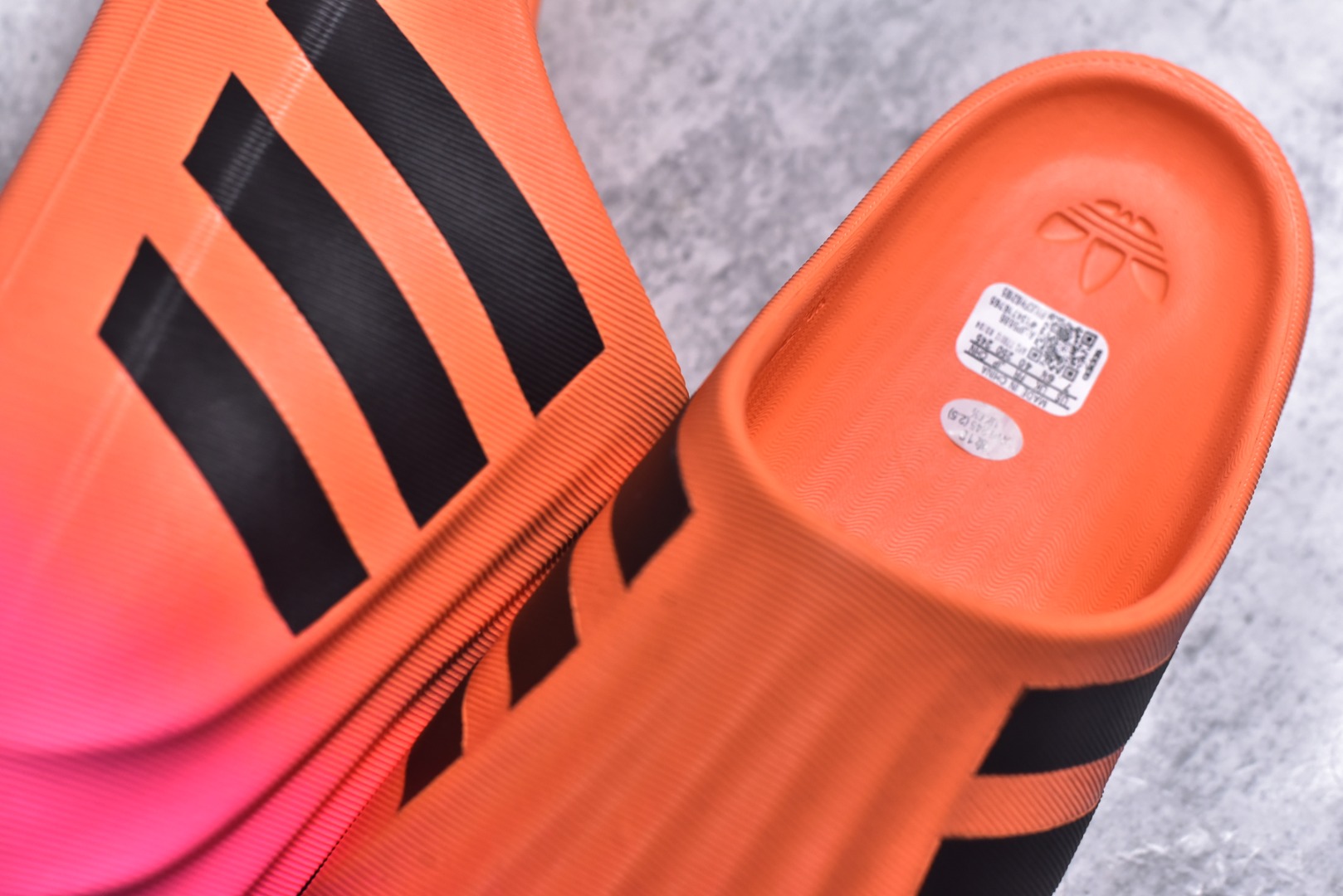 图片[9]-#adiFOM Superstar MULE 贝壳头版一脚蹬半拖鸭掌鞋半拖 重金购入原鞋及原档案磨具生产指令开发 鞋头部位凹凸有致 横向大面积波浪纹理 后跟Logo 凹凸明显 轮廓分明 描漆定位精准 公整无偏差不溢出 LOGO内侧钢印清晰工整 原厂磨具全鞋无多余毛边 同源公司EVA粒子环保塑料 原厂指令配方 无任何异味 弹性卡色均保持原鞋一致 匠心打造 鞋口弧度大小 鞋面色泽质感同步原鞋 LOGO内侧钢印清晰工整 中底部分带原厂钢印编号 原厂Ortholite欧斯莱鞋垫 区别掉渣海玻璃鞋垫 吸汗防臭的效果无法相提并论 原厂定制原标 同比ZP 符合人体设计 产品基于标志性 Superstar 鞋款轮廓的同时 利用可再生的甘蔗加工物材料制成一体式泡沫鞋身 无鞋带设计更加方便穿脱 点睛之笔在于标志性的三道杠出现在鞋子的两侧 鞋跟贴片上饰有品牌标志性的三叶草压花 偏小一码 尺码：36-45-选品中心