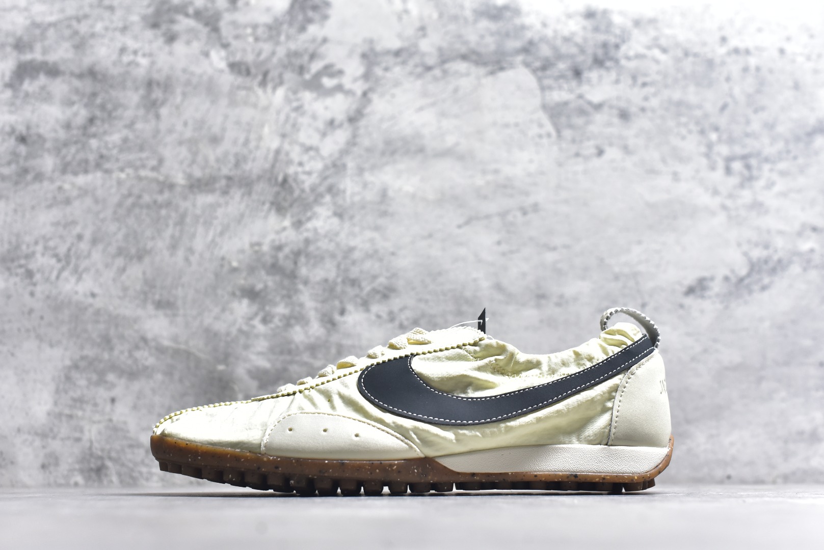 #NIKE W JACQUEMUS MOON SHOE SP 耐克 柔软舒适防滑耐磨 低帮休闲板鞋 欧美‍走秀‍‍款英伦复古 翘式鞋头设计 响应灵活 采用经典鞋型 融入全新细节点缀 整体简约且富有质感 鞋底耐磨材质搭配丰富的防滑底纹设计可平稳抓地 不易打滑 尺码：36-47.5（半）-选品中心