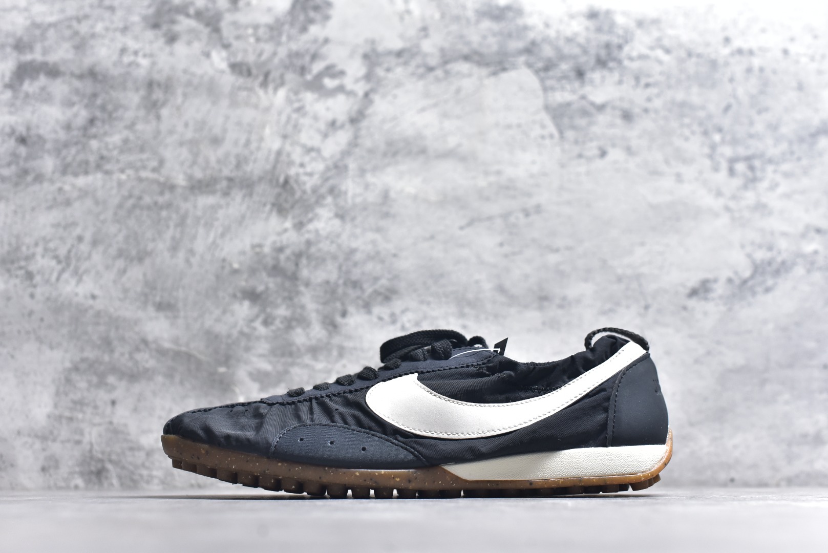 #NIKE W JACQUEMUS MOON SHOE SP 耐克 柔软舒适防滑耐磨 低帮休闲板鞋 欧美‍走秀‍‍款英伦复古 翘式鞋头设计 响应灵活 采用经典鞋型 融入全新细节点缀 整体简约且富有质感 鞋底耐磨材质搭配丰富的防滑底纹设计可平稳抓地 不易打滑 尺码：36-47.5（半）-选品中心