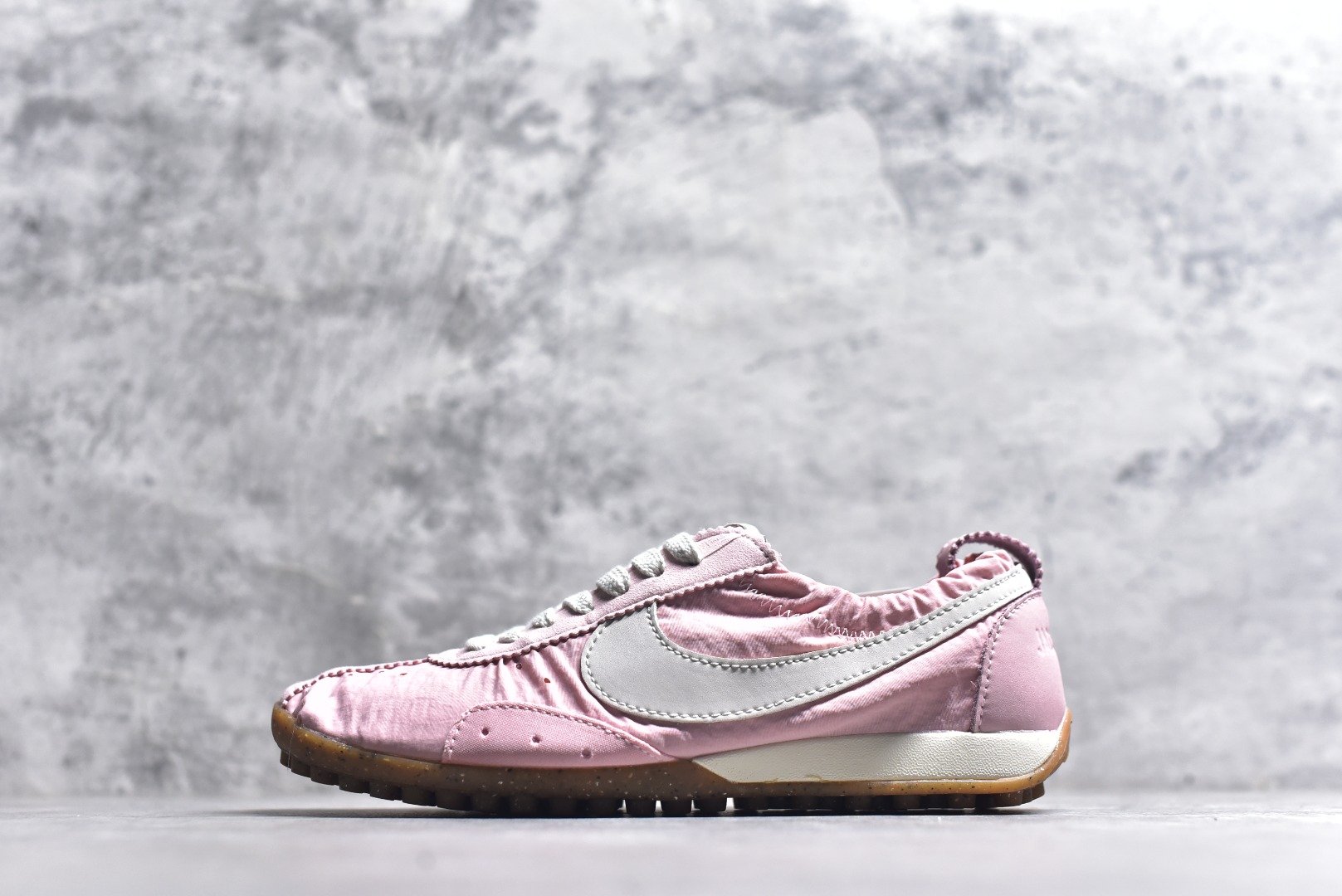 #NIKE W JACQUEMUS MOON SHOE SP 耐克 柔软舒适防滑耐磨 低帮休闲板鞋 欧美‍走秀‍‍款英伦复古 翘式鞋头设计 响应灵活 采用经典鞋型 融入全新细节点缀 整体简约且富有质感 鞋底耐磨材质搭配丰富的防滑底纹设计可平稳抓地 不易打滑 尺码：36-47.5（半）-选品中心