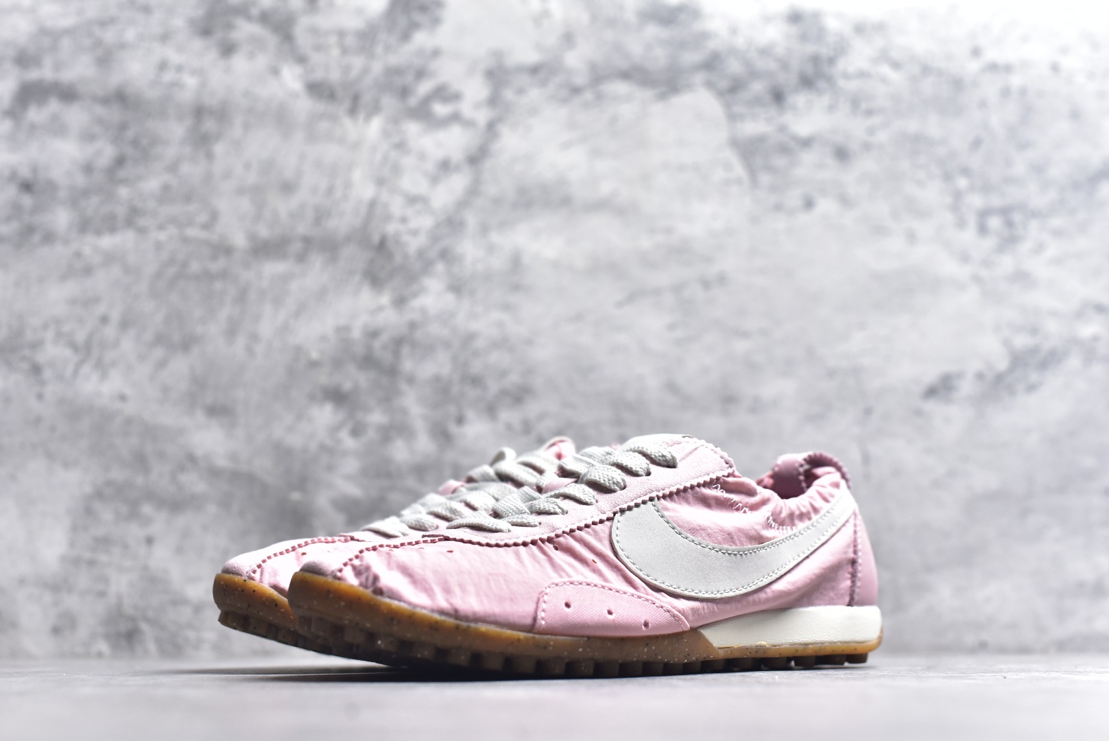 图片[2]-#NIKE W JACQUEMUS MOON SHOE SP 耐克 柔软舒适防滑耐磨 低帮休闲板鞋 欧美‍走秀‍‍款英伦复古 翘式鞋头设计 响应灵活 采用经典鞋型 融入全新细节点缀 整体简约且富有质感 鞋底耐磨材质搭配丰富的防滑底纹设计可平稳抓地 不易打滑 尺码：36-47.5（半）-选品中心