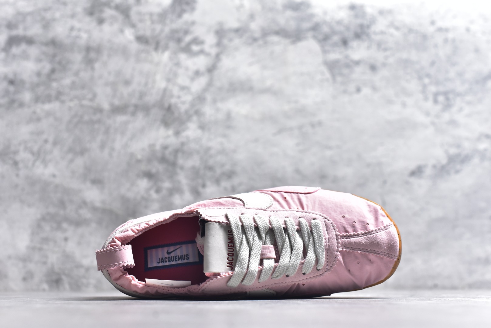 图片[4]-#NIKE W JACQUEMUS MOON SHOE SP 耐克 柔软舒适防滑耐磨 低帮休闲板鞋 欧美‍走秀‍‍款英伦复古 翘式鞋头设计 响应灵活 采用经典鞋型 融入全新细节点缀 整体简约且富有质感 鞋底耐磨材质搭配丰富的防滑底纹设计可平稳抓地 不易打滑 尺码：36-47.5（半）-选品中心