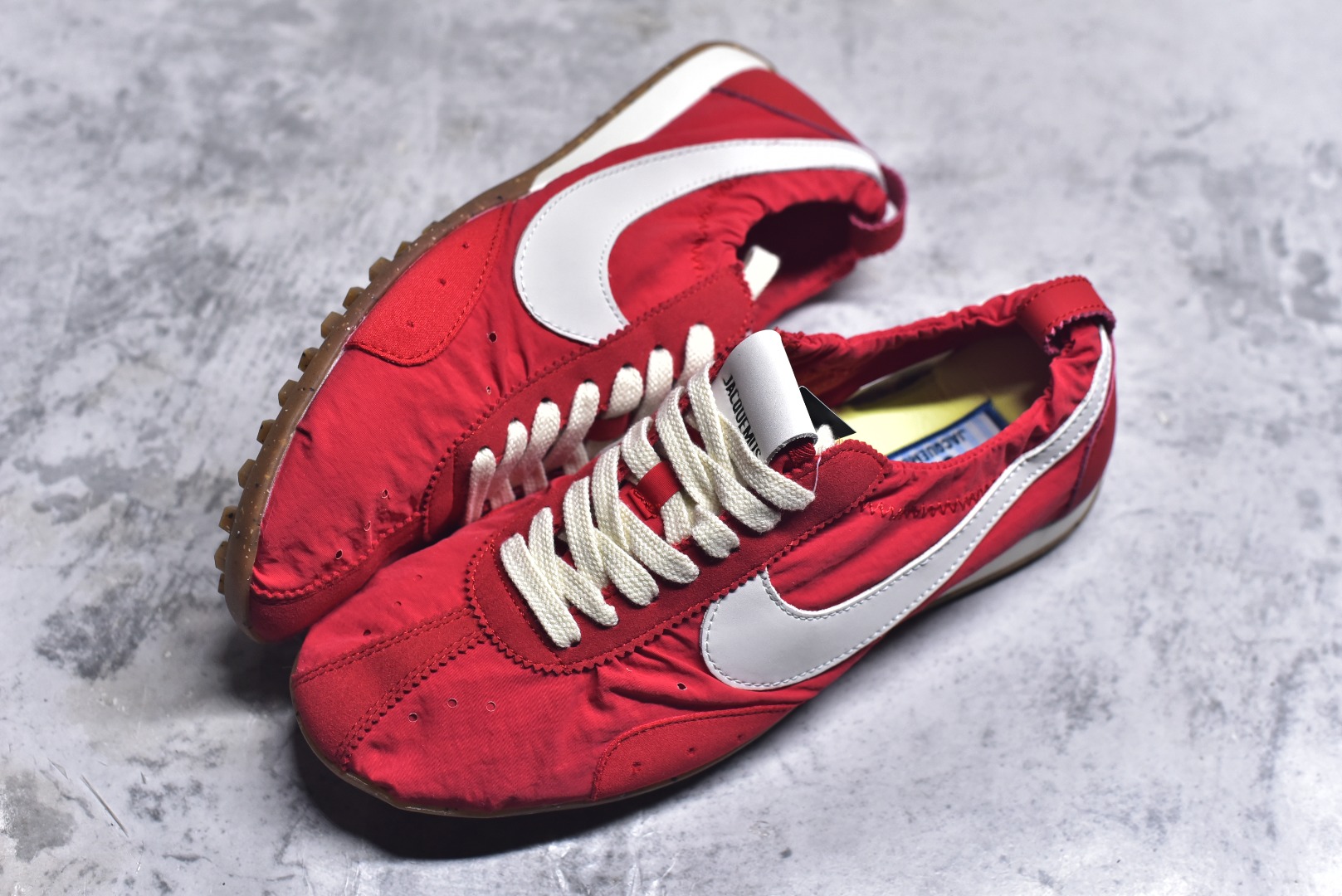 图片[7]-#NIKE W JACQUEMUS MOON SHOE SP 耐克 柔软舒适防滑耐磨 低帮休闲板鞋 欧美‍走秀‍‍款英伦复古 翘式鞋头设计 响应灵活 采用经典鞋型 融入全新细节点缀 整体简约且富有质感 鞋底耐磨材质搭配丰富的防滑底纹设计可平稳抓地 不易打滑 尺码：36-47.5（半）-选品中心