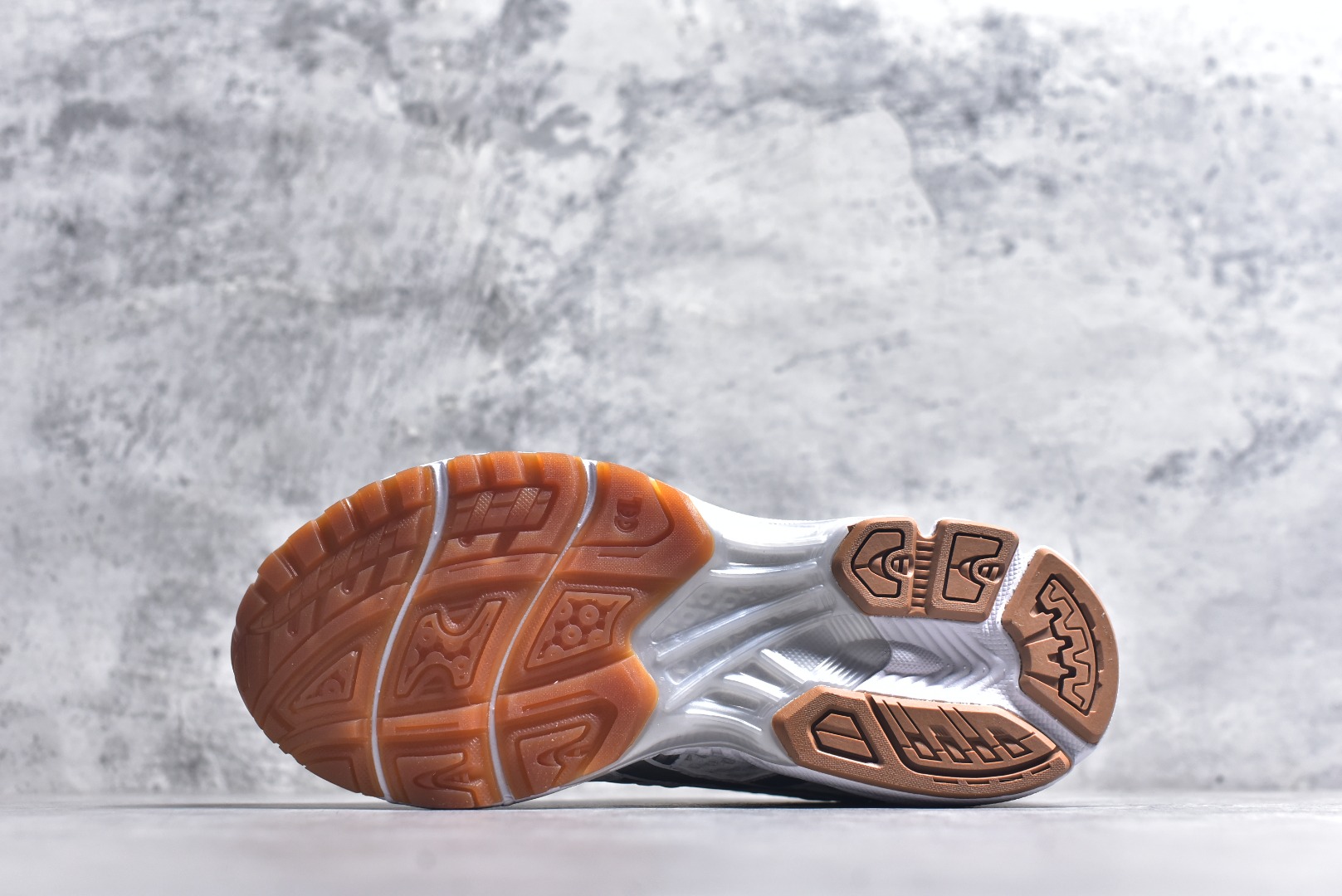 图片[6]-#Asics Gel-Kayano K14 亚瑟士系列复古舒适织物合成革减震防滑耐磨低帮休闲跑步鞋 市场顶级版本 原装纸板楦头开发 独家私模五层组合大底 原厂定制缓震硅胶加持 原盒原配 官方四联吊牌 一比一同步原鞋工艺和用料 鞋面原厂“三明治”多层网布 区别其他同价版本 鞋垫采用原厂OrthoLite欧索莱材质 非普通海玻璃鞋垫 后跟一样采用了GEL缓震胶 整体系列设计非常的科技感 锻炼跑步的同时让你一样时尚百搭 尺码：36 37 37.5 38 39 39.5 40 40.5 41.5 42 42.5 43.5 44 44.5 45 46-选品中心