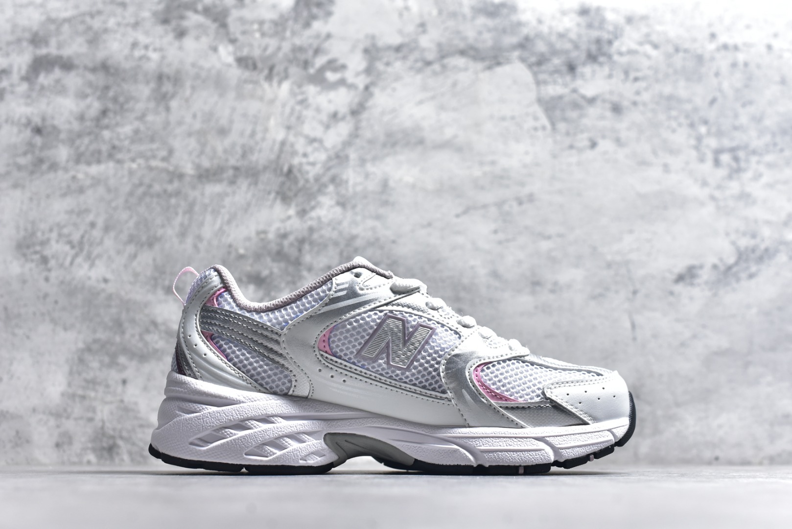 图片[3]-#新百伦 New Balance 530 复古跑鞋 小红书爆款 官网售罄这双鞋确实是NB家经典复古款式之一，以全新科技诠释，成功打造530鞋款，鞋面在保持530基本线条和片层结构的同时，采用更为简洁、流畅的设计语言官方 货号： MR530SNC 尺码：36-45-选品中心