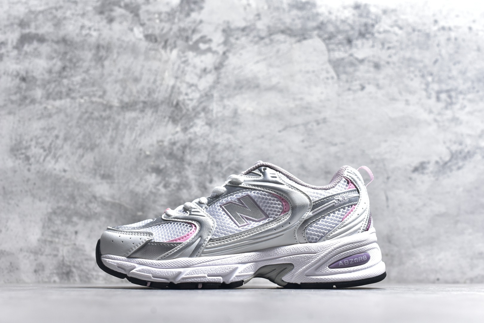 #新百伦 New Balance 530 复古跑鞋 小红书爆款 官网售罄这双鞋确实是NB家经典复古款式之一，以全新科技诠释，成功打造530鞋款，鞋面在保持530基本线条和片层结构的同时，采用更为简洁、流畅的设计语言官方 货号： MR530SNC 尺码：36-45-选品中心