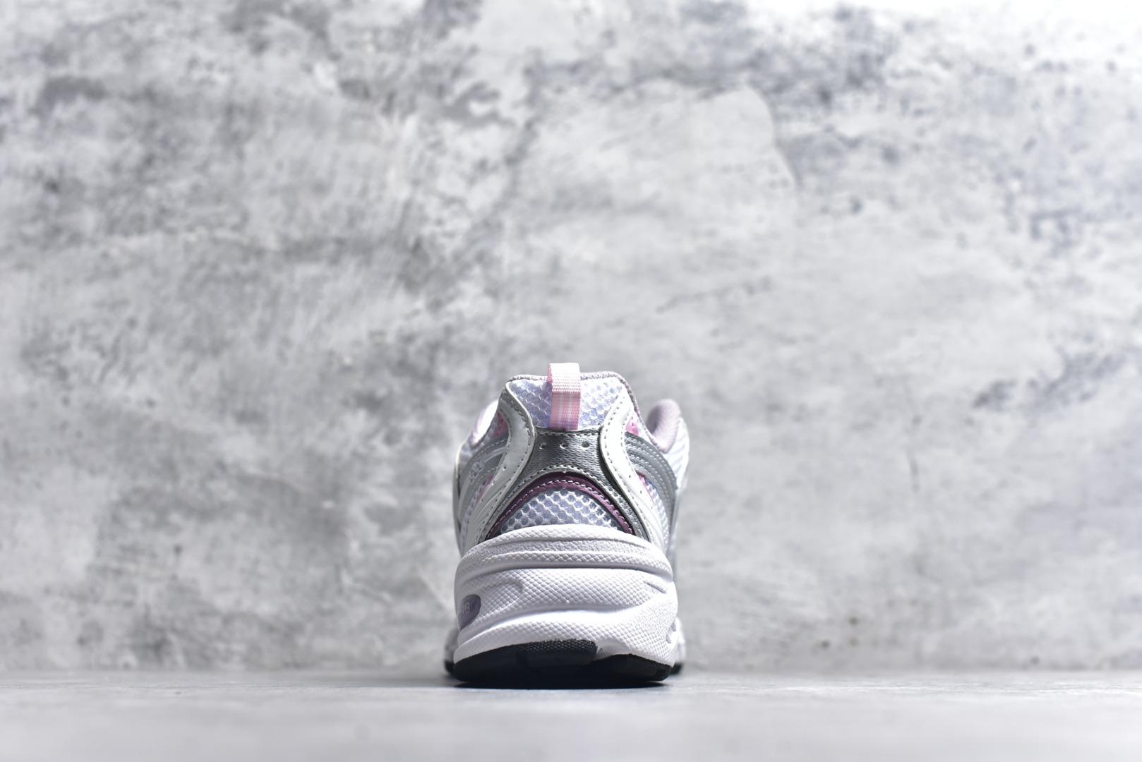 图片[5]-#新百伦 New Balance 530 复古跑鞋 小红书爆款 官网售罄这双鞋确实是NB家经典复古款式之一，以全新科技诠释，成功打造530鞋款，鞋面在保持530基本线条和片层结构的同时，采用更为简洁、流畅的设计语言官方 货号： MR530SNC 尺码：36-45-选品中心