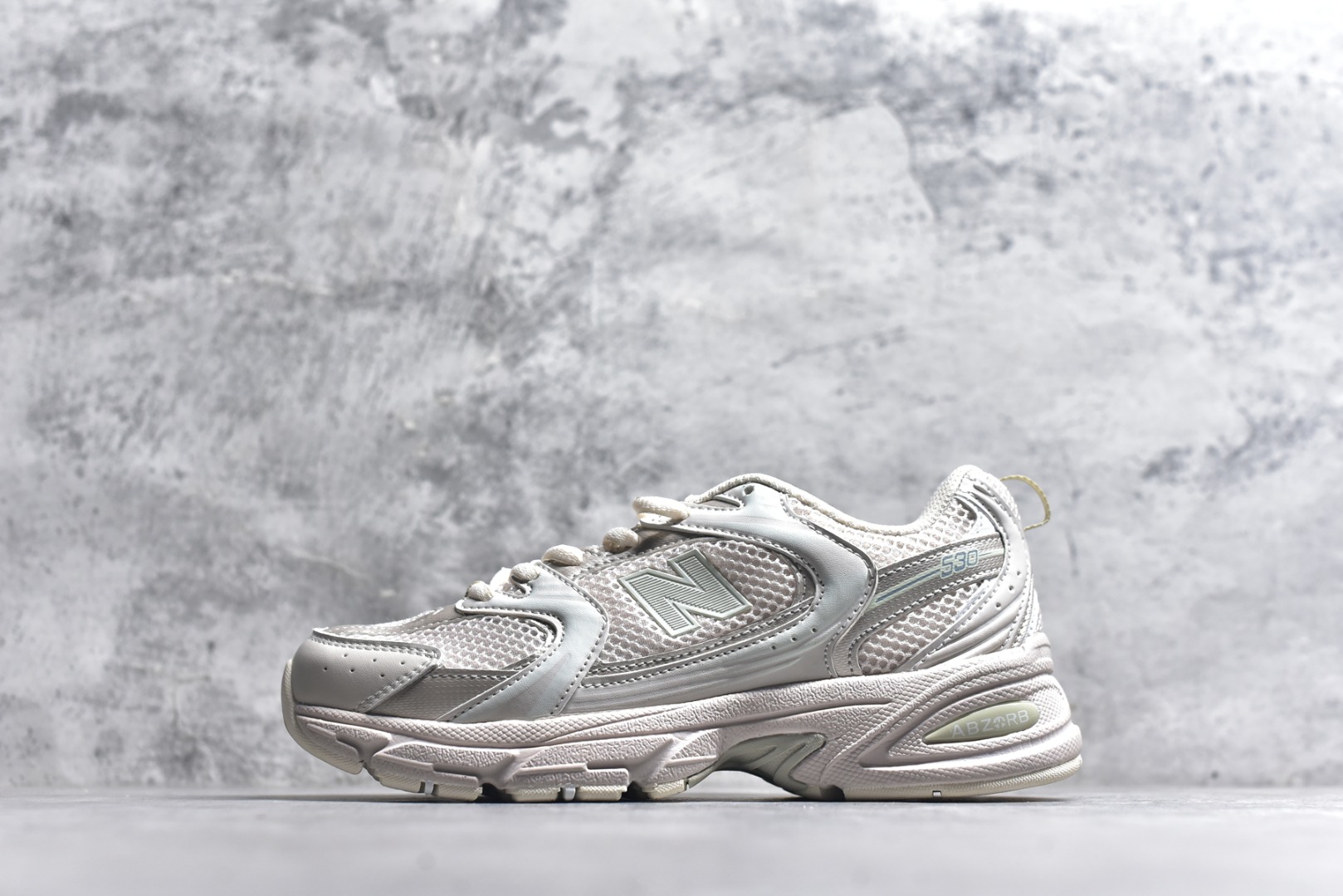 #新百伦 New Balance 530 复古跑鞋 小红书爆款 官网售罄这双鞋确实是NB家经典复古款式之一，以全新科技诠释，成功打造530鞋款，鞋面在保持530基本线条和片层结构的同时，采用更为简洁、流畅的设计语言官方 货号： MR530SNC 尺码：36-45-选品中心