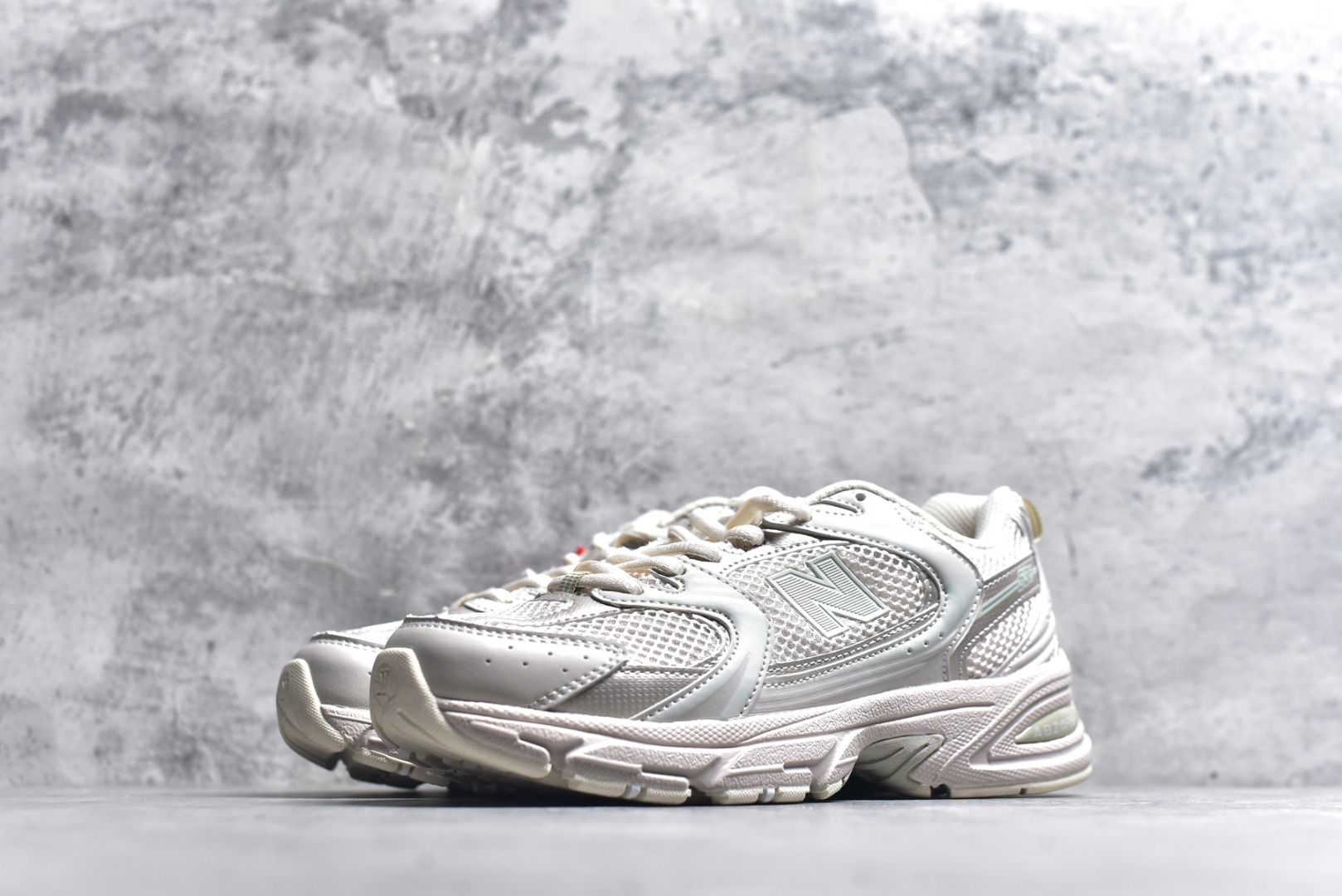 图片[2]-#新百伦 New Balance 530 复古跑鞋 小红书爆款 官网售罄这双鞋确实是NB家经典复古款式之一，以全新科技诠释，成功打造530鞋款，鞋面在保持530基本线条和片层结构的同时，采用更为简洁、流畅的设计语言官方 货号： MR530SNC 尺码：36-45-选品中心