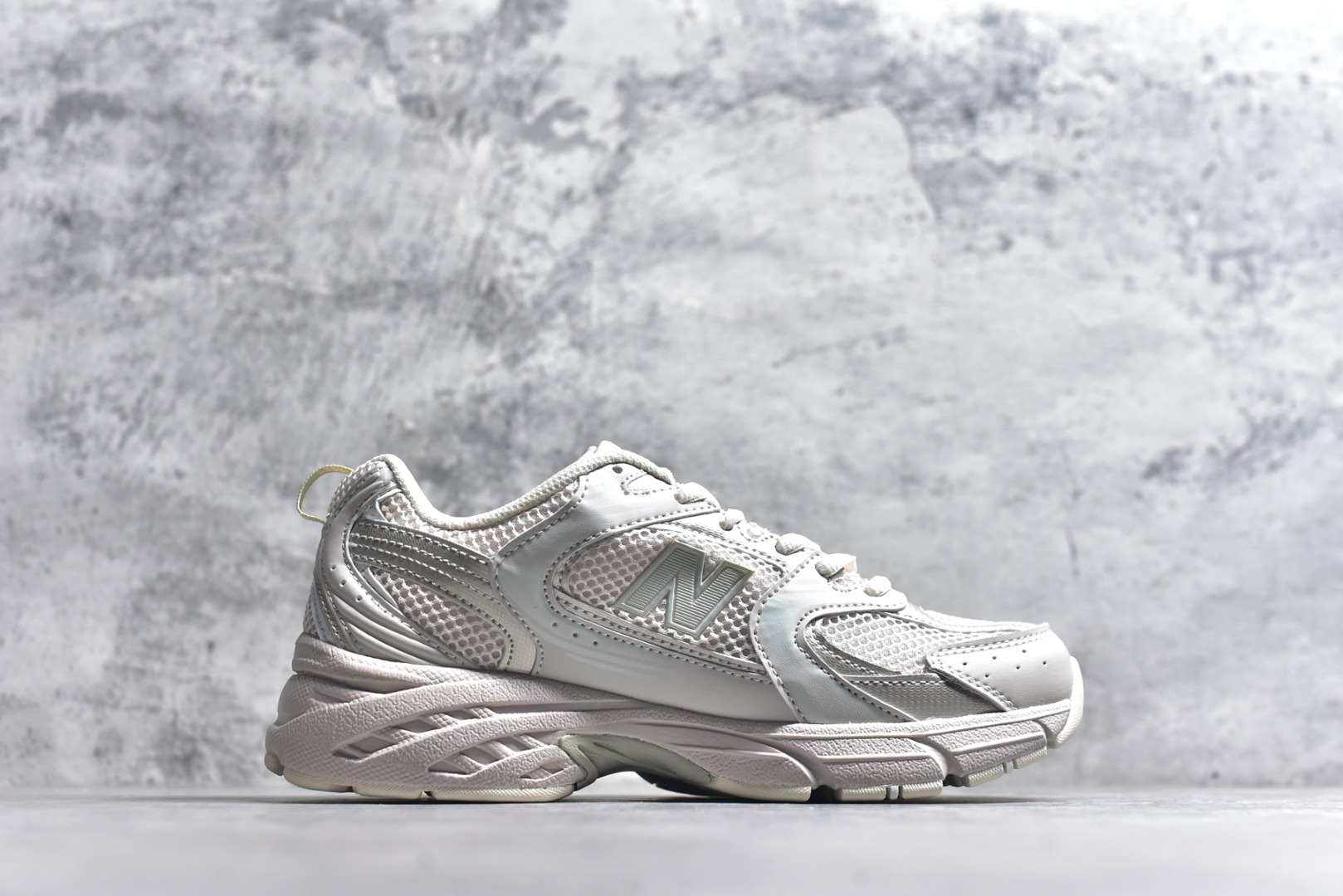 图片[3]-#新百伦 New Balance 530 复古跑鞋 小红书爆款 官网售罄这双鞋确实是NB家经典复古款式之一，以全新科技诠释，成功打造530鞋款，鞋面在保持530基本线条和片层结构的同时，采用更为简洁、流畅的设计语言官方 货号： MR530SNC 尺码：36-45-选品中心