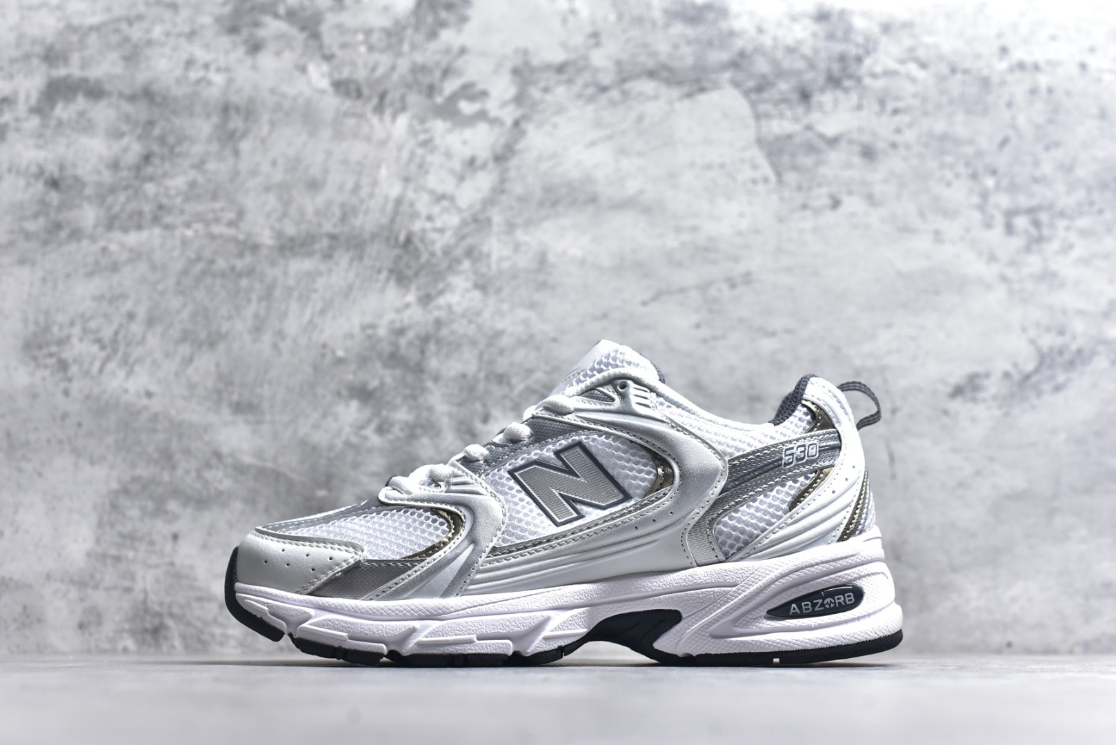 #新百伦 New Balance 530 复古跑鞋 小红书爆款 官网售罄这双鞋确实是NB家经典复古款式之一，以全新科技诠释，成功打造530鞋款，鞋面在保持530基本线条和片层结构的同时，采用更为简洁、流畅的设计语言官方 货号： MR530SNC 尺码：36-45-选品中心