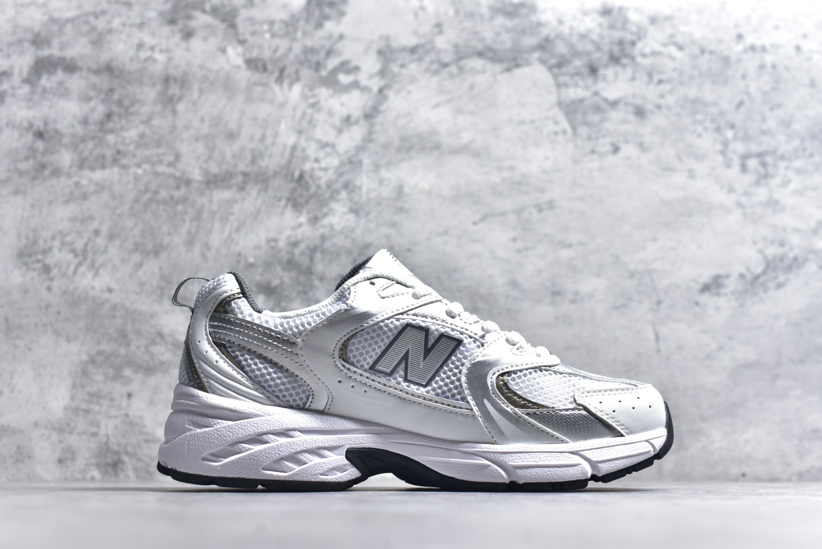 图片[3]-#新百伦 New Balance 530 复古跑鞋 小红书爆款 官网售罄这双鞋确实是NB家经典复古款式之一，以全新科技诠释，成功打造530鞋款，鞋面在保持530基本线条和片层结构的同时，采用更为简洁、流畅的设计语言官方 货号： MR530SNC 尺码：36-45-选品中心