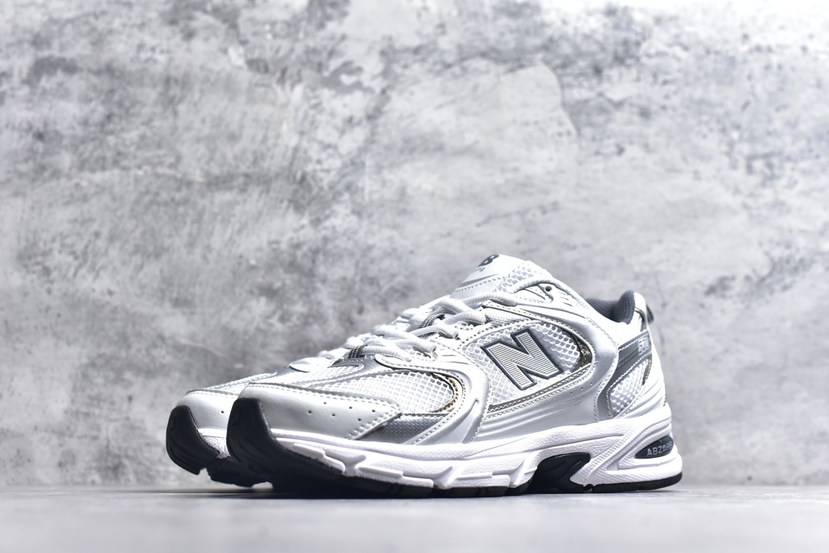 图片[2]-#新百伦 New Balance 530 复古跑鞋 小红书爆款 官网售罄这双鞋确实是NB家经典复古款式之一，以全新科技诠释，成功打造530鞋款，鞋面在保持530基本线条和片层结构的同时，采用更为简洁、流畅的设计语言官方 货号： MR530SNC 尺码：36-45-选品中心