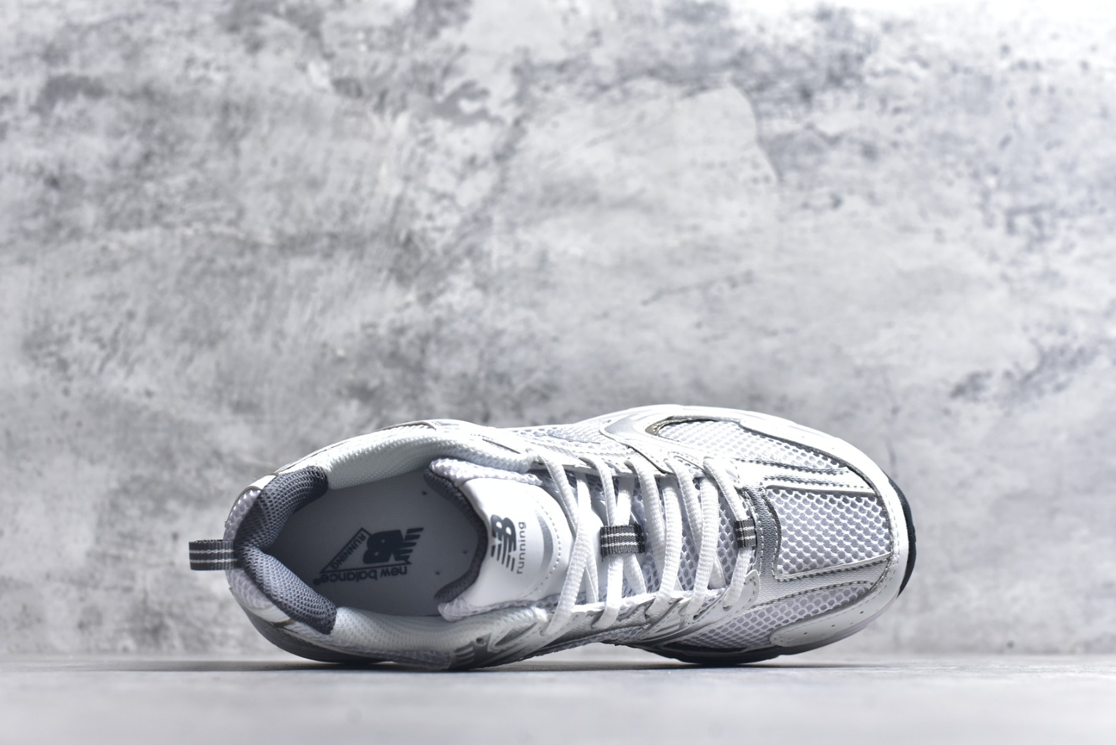 图片[4]-#新百伦 New Balance 530 复古跑鞋 小红书爆款 官网售罄这双鞋确实是NB家经典复古款式之一，以全新科技诠释，成功打造530鞋款，鞋面在保持530基本线条和片层结构的同时，采用更为简洁、流畅的设计语言官方 货号： MR530SNC 尺码：36-45-选品中心