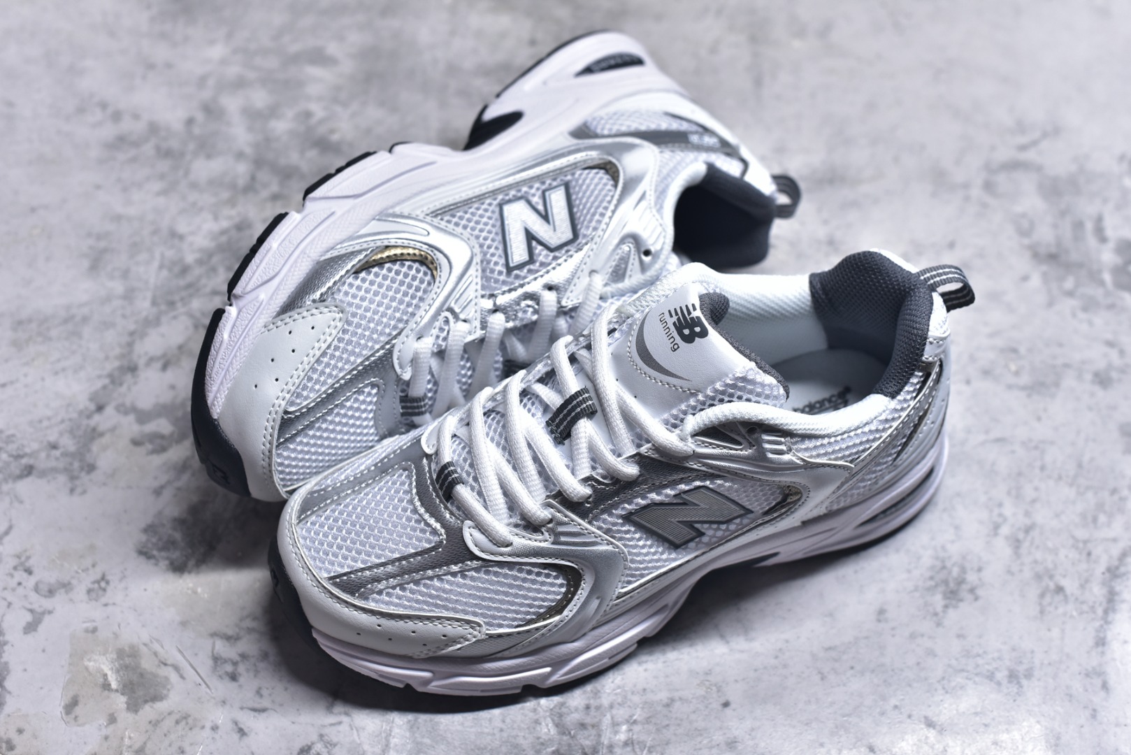 图片[7]-#新百伦 New Balance 530 复古跑鞋 小红书爆款 官网售罄这双鞋确实是NB家经典复古款式之一，以全新科技诠释，成功打造530鞋款，鞋面在保持530基本线条和片层结构的同时，采用更为简洁、流畅的设计语言官方 货号： MR530SNC 尺码：36-45-选品中心