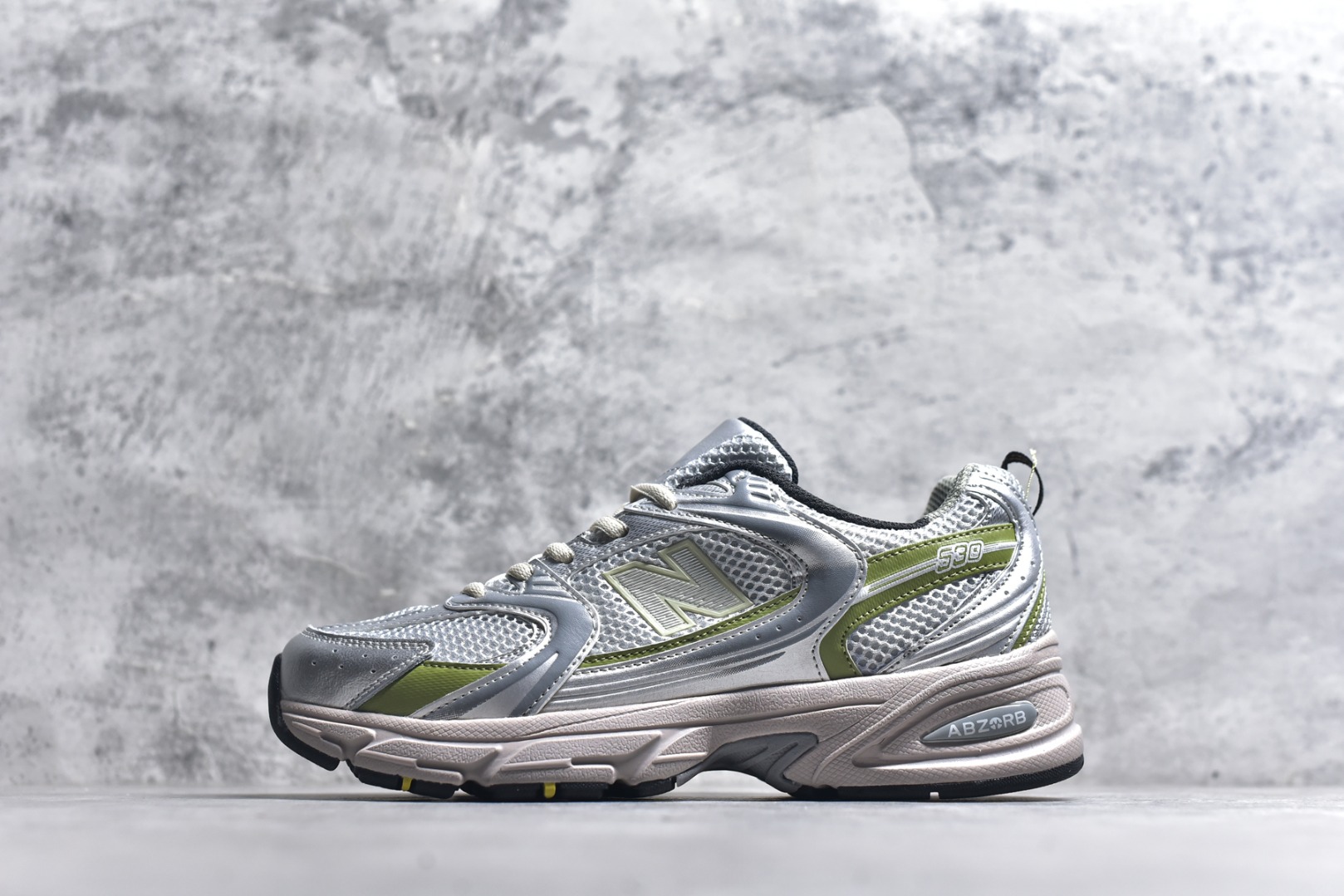 #新百伦 New Balance 530 复古跑鞋 小红书爆款 官网售罄这双鞋确实是NB家经典复古款式之一，以全新科技诠释，成功打造530鞋款，鞋面在保持530基本线条和片层结构的同时，采用更为简洁、流畅的设计语言官方 货号： MR530SNC 尺码：36-45-选品中心