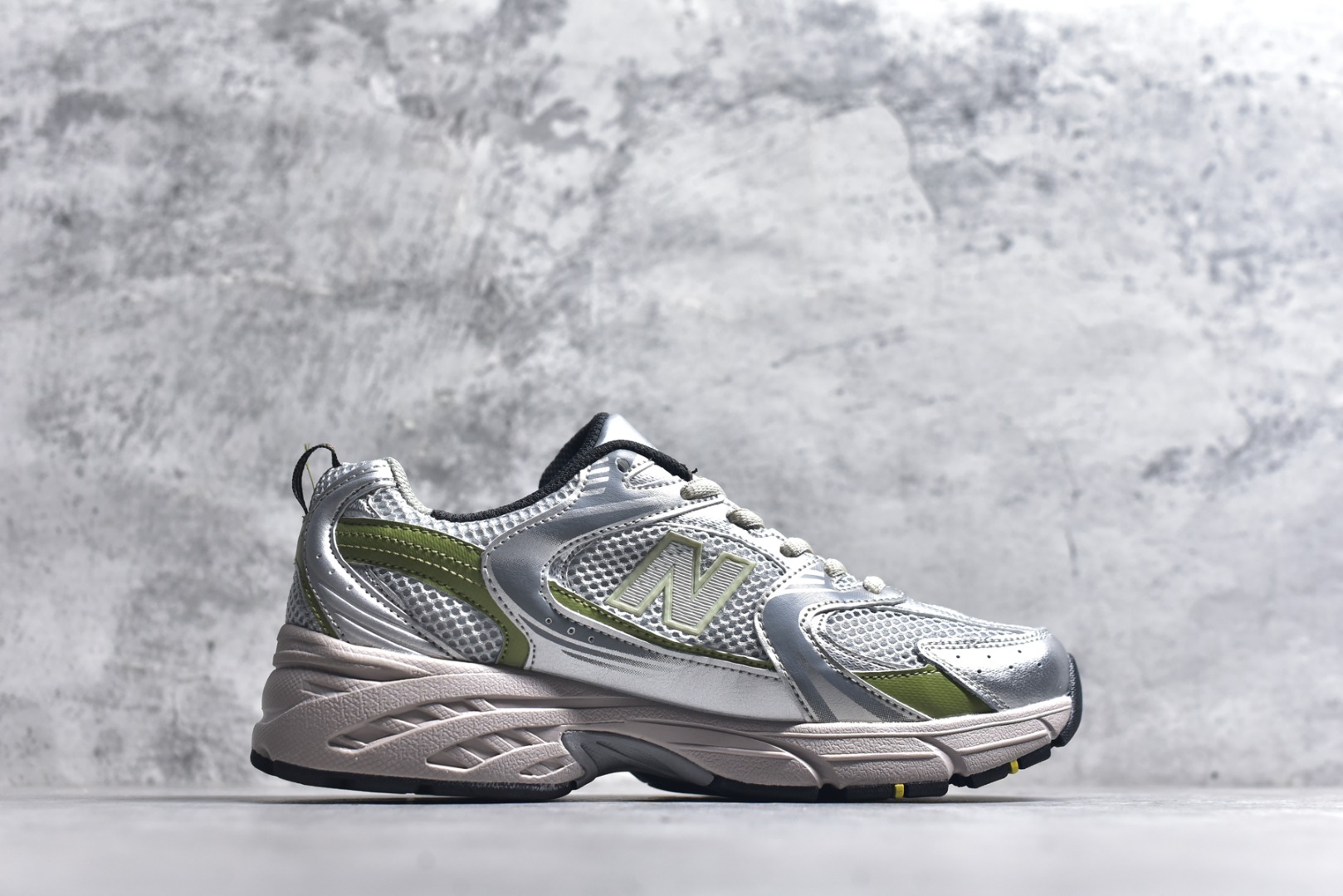 图片[3]-#新百伦 New Balance 530 复古跑鞋 小红书爆款 官网售罄这双鞋确实是NB家经典复古款式之一，以全新科技诠释，成功打造530鞋款，鞋面在保持530基本线条和片层结构的同时，采用更为简洁、流畅的设计语言官方 货号： MR530SNC 尺码：36-45-选品中心