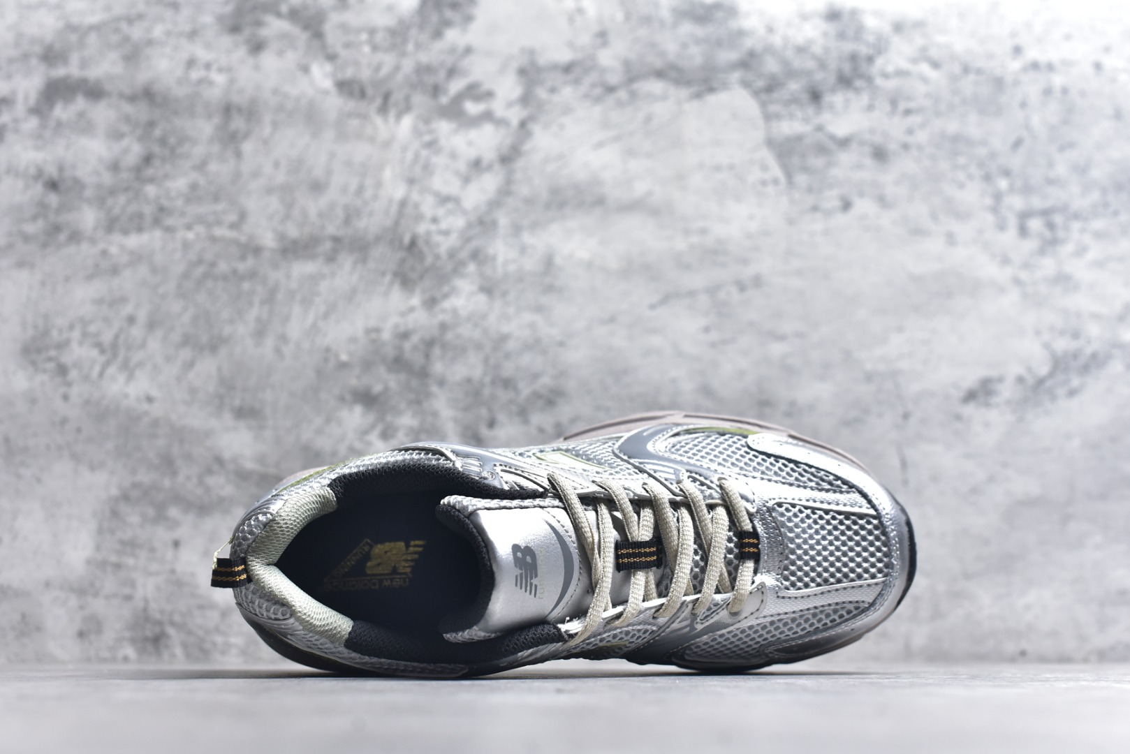 图片[4]-#新百伦 New Balance 530 复古跑鞋 小红书爆款 官网售罄这双鞋确实是NB家经典复古款式之一，以全新科技诠释，成功打造530鞋款，鞋面在保持530基本线条和片层结构的同时，采用更为简洁、流畅的设计语言官方 货号： MR530SNC 尺码：36-45-选品中心