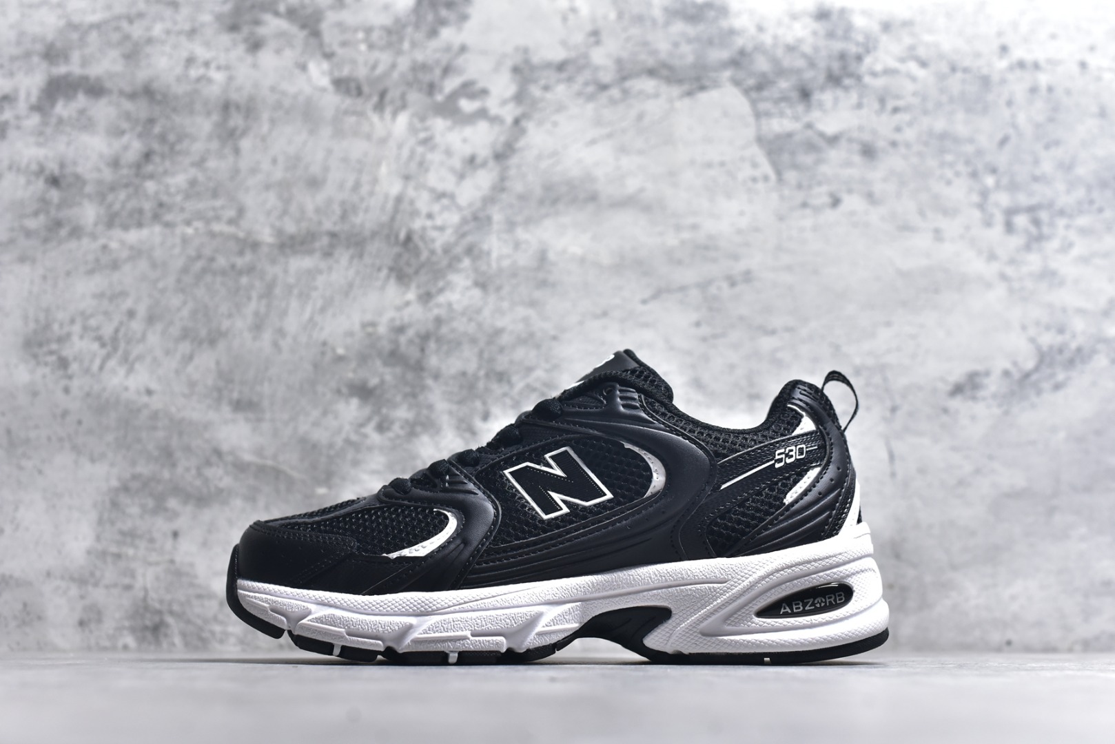 #新百伦 New Balance 530 复古跑鞋 小红书爆款 官网售罄这双鞋确实是NB家经典复古款式之一，以全新科技诠释，成功打造530鞋款，鞋面在保持530基本线条和片层结构的同时，采用更为简洁、流畅的设计语言官方 货号： MR530SNC 尺码：36-45-选品中心