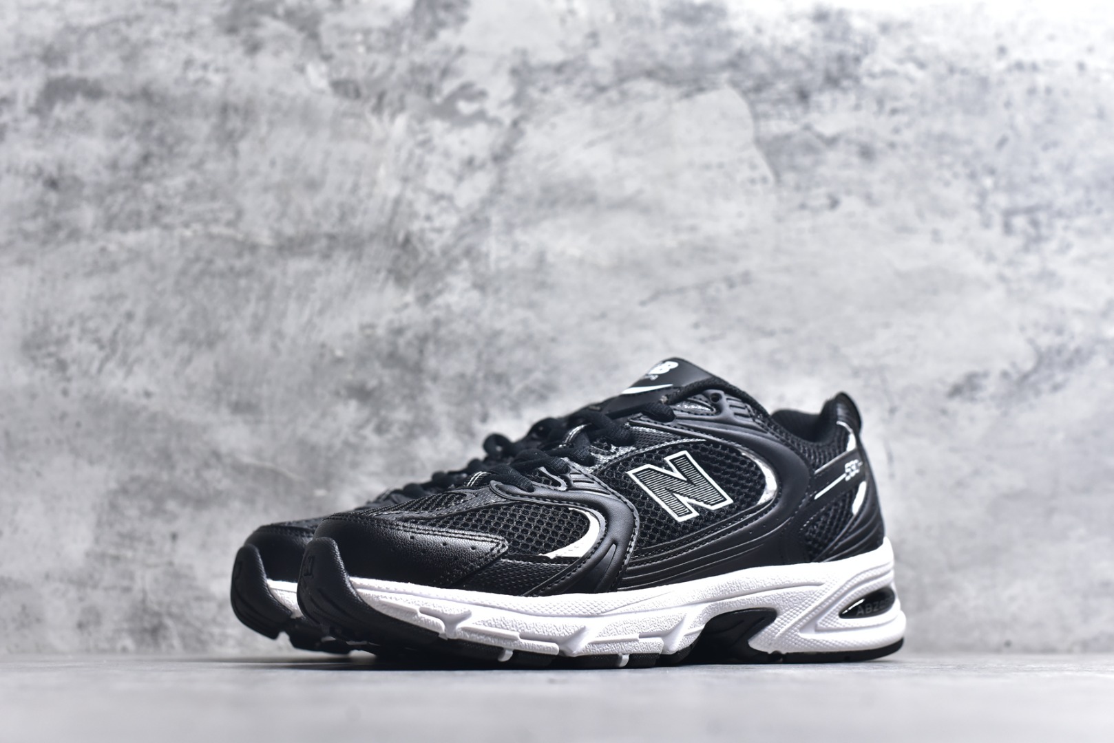 图片[2]-#新百伦 New Balance 530 复古跑鞋 小红书爆款 官网售罄这双鞋确实是NB家经典复古款式之一，以全新科技诠释，成功打造530鞋款，鞋面在保持530基本线条和片层结构的同时，采用更为简洁、流畅的设计语言官方 货号： MR530SNC 尺码：36-45-选品中心